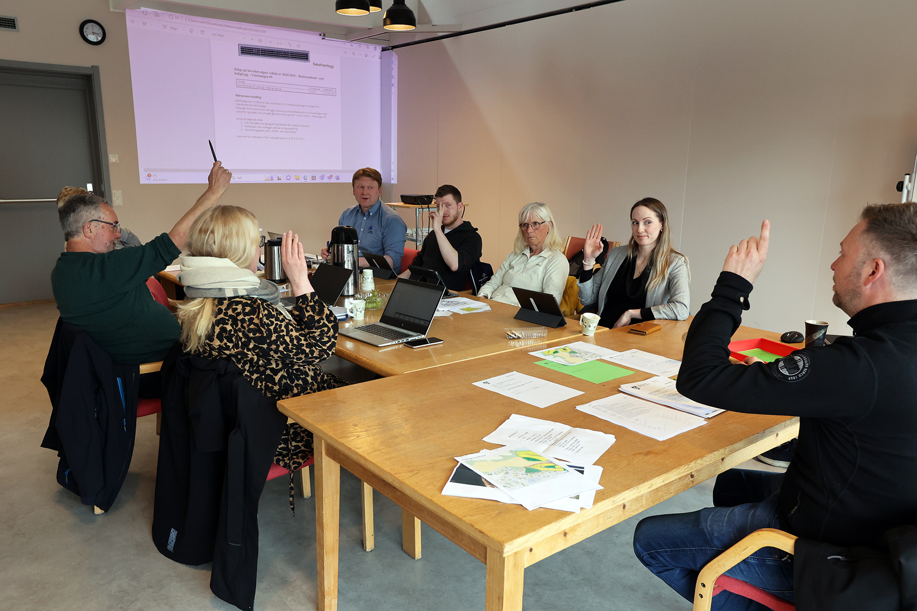 Hovedutvalget vedtok mot en stemme å ta klagen til følge, men med et tillegg om at det må ses på en annen veiløsning. Fra venstre: Kine Løfsnæs Mortensen, Per Bårdsen, Øivind Strøm, Tommy Holberg Lindseth, Ingeborg Hagerup, Caterina Kvaløsæter og Geir-Tore Olsen.