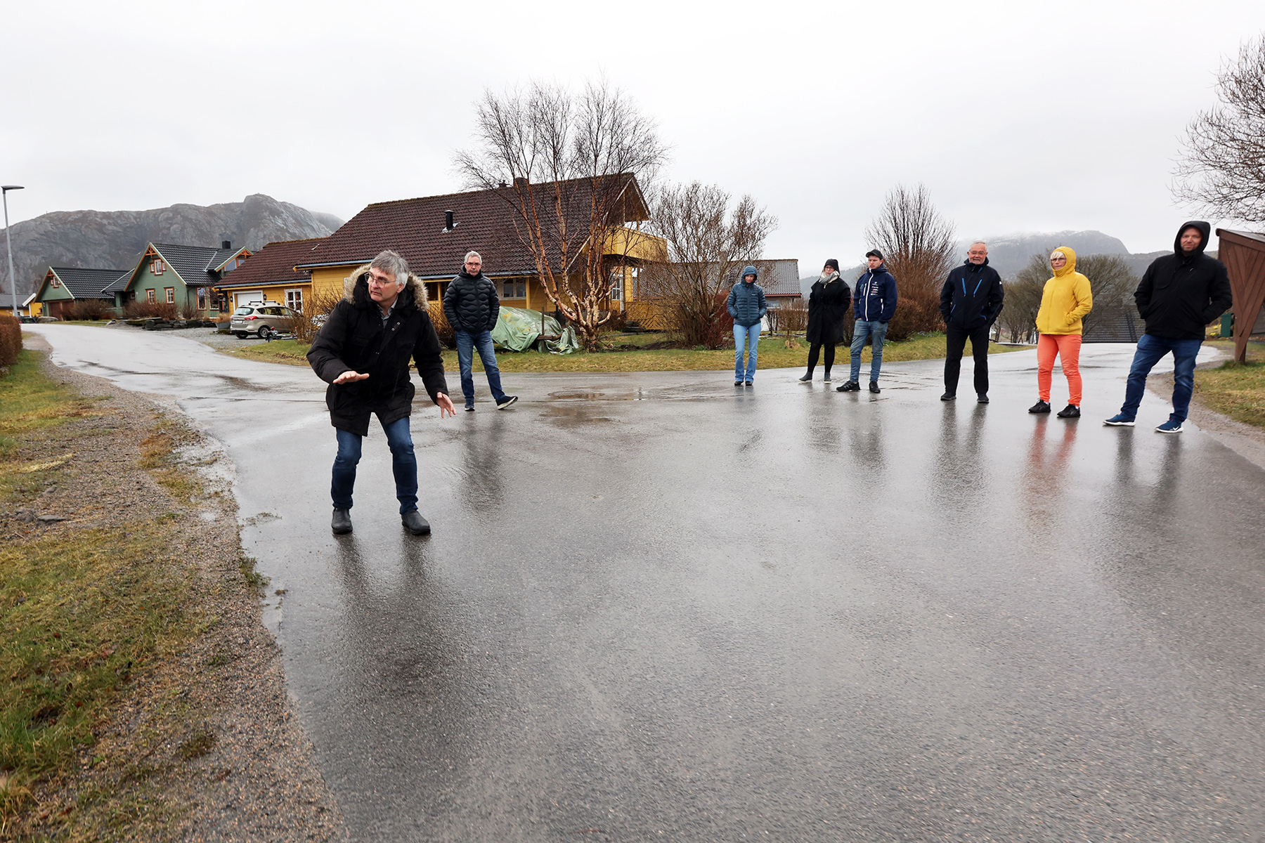 Byggesaksbehandler Gunnar Kvaløysæter forklarer for hovedutvalget hvordan den nye veiløsninga er tenkt.