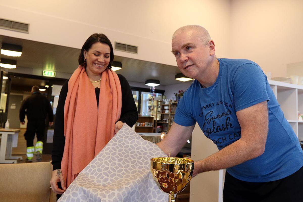 Vinneren Håvard Angen Haarstadstrand fikk trekke vinnerne i de andre klassene i årets Fysak. Til venstre kultursjef Anastasia Doroshyna