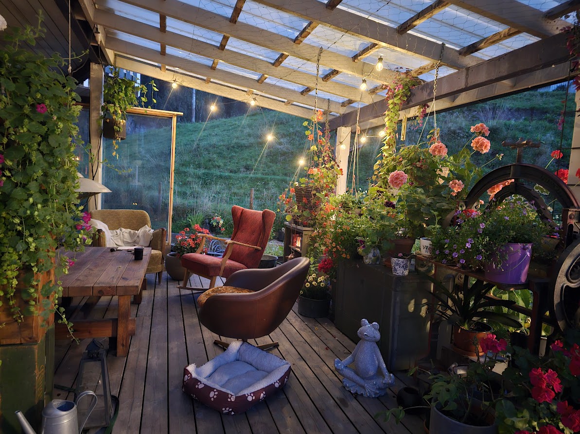 &Aring; dyrke blomar er ei av mange interesser som gir p&aring;fyll av energi. Foto: Privat. 