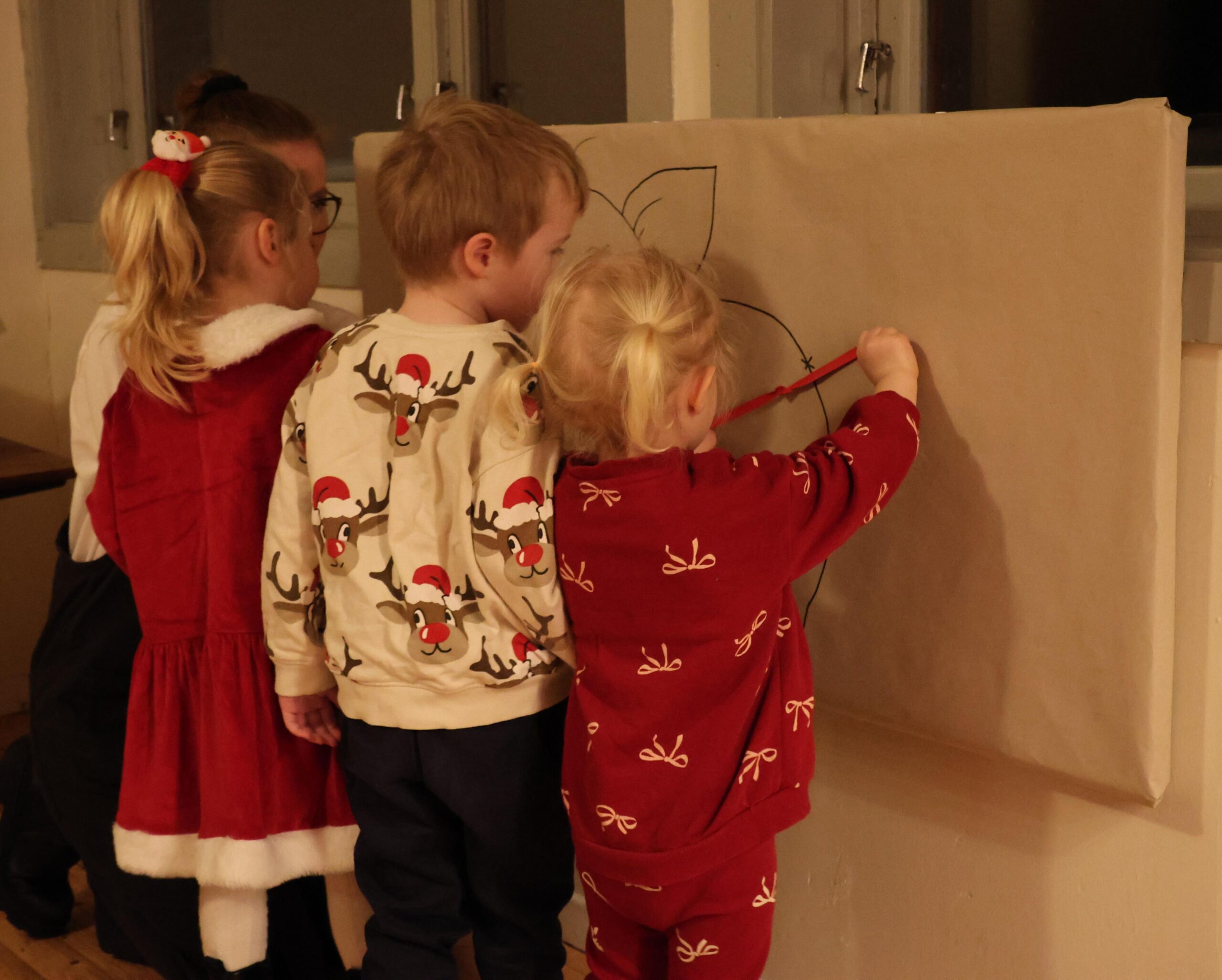 Å sette hale på grisen er en klassisk selskapslek. Noen fikk prøve det for første gang.