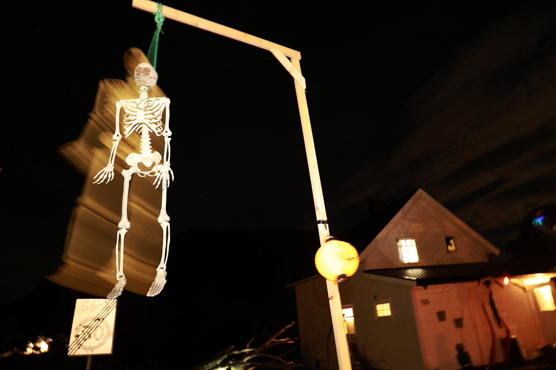 Dette skjelettet møtte de besøkende hos Elise og Lars på Bakkan.