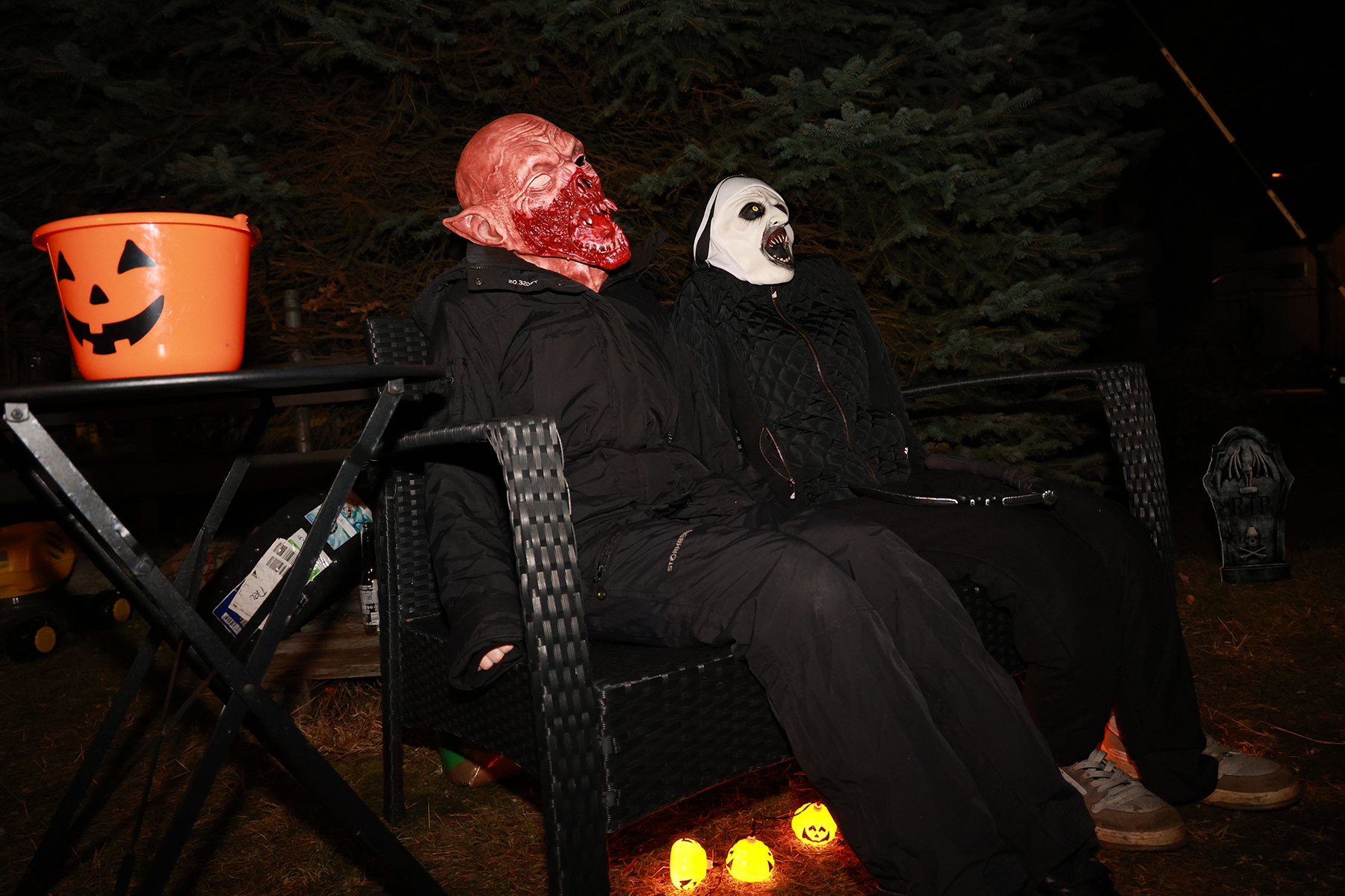 Hvem sitter her? Elise skjuler seg bak maska til venstre, mens det sitter ei dukke til høyre. Det var ikke lett å skjønne for ungene....