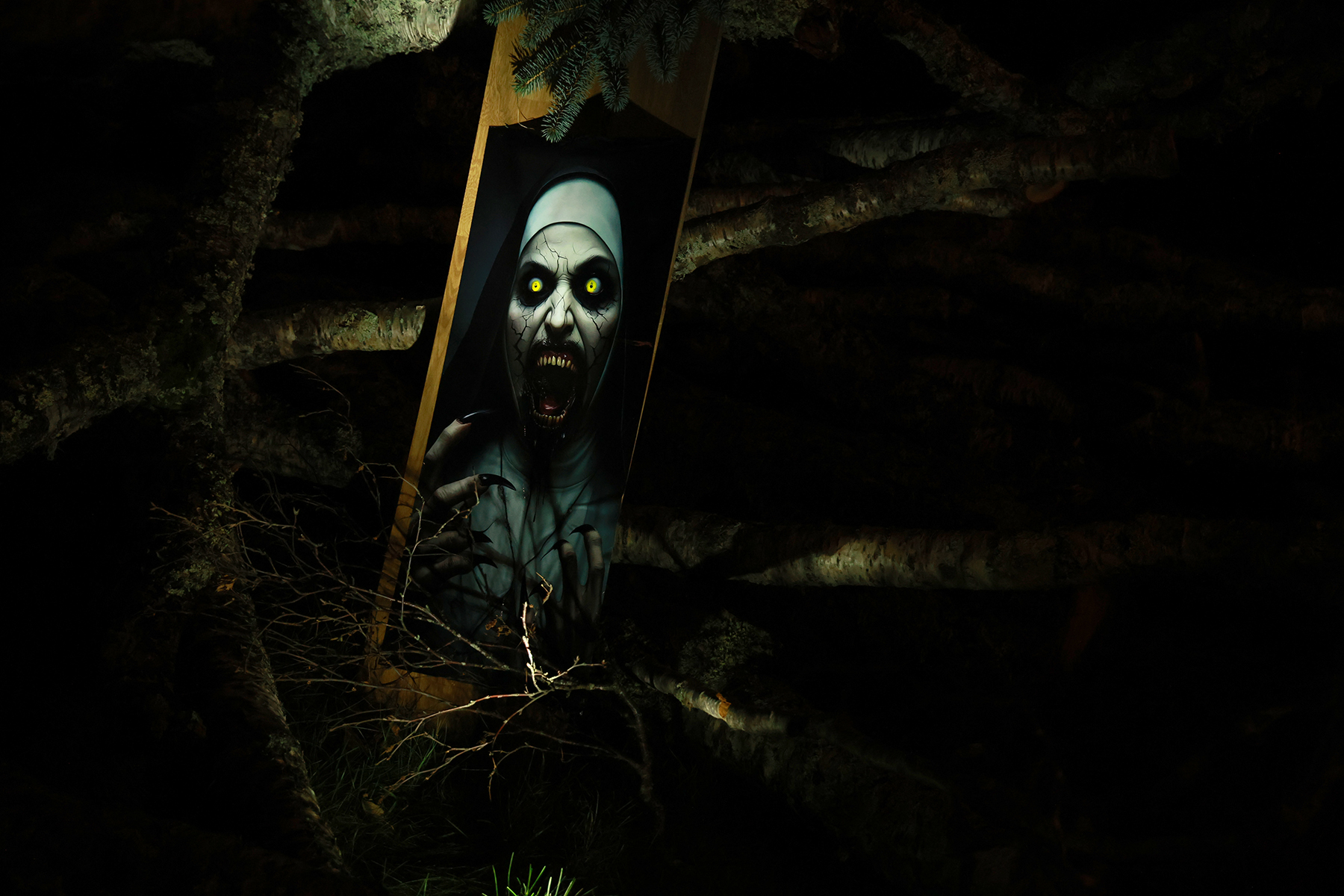 Et monster skjulte seg i vedhaugen...