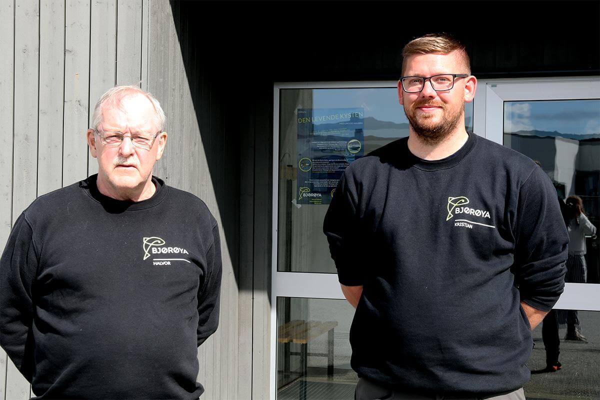 Visningssenteret er med &aring; p&aring; &oslash;ke interessen for oppdrett hos de unge, slik at flere velger &aring; ta utdanning innen akvakultur, mener Halvor Trefjord og Kristian Klocke.(Foto: Kathinca Andersen Hilstad)