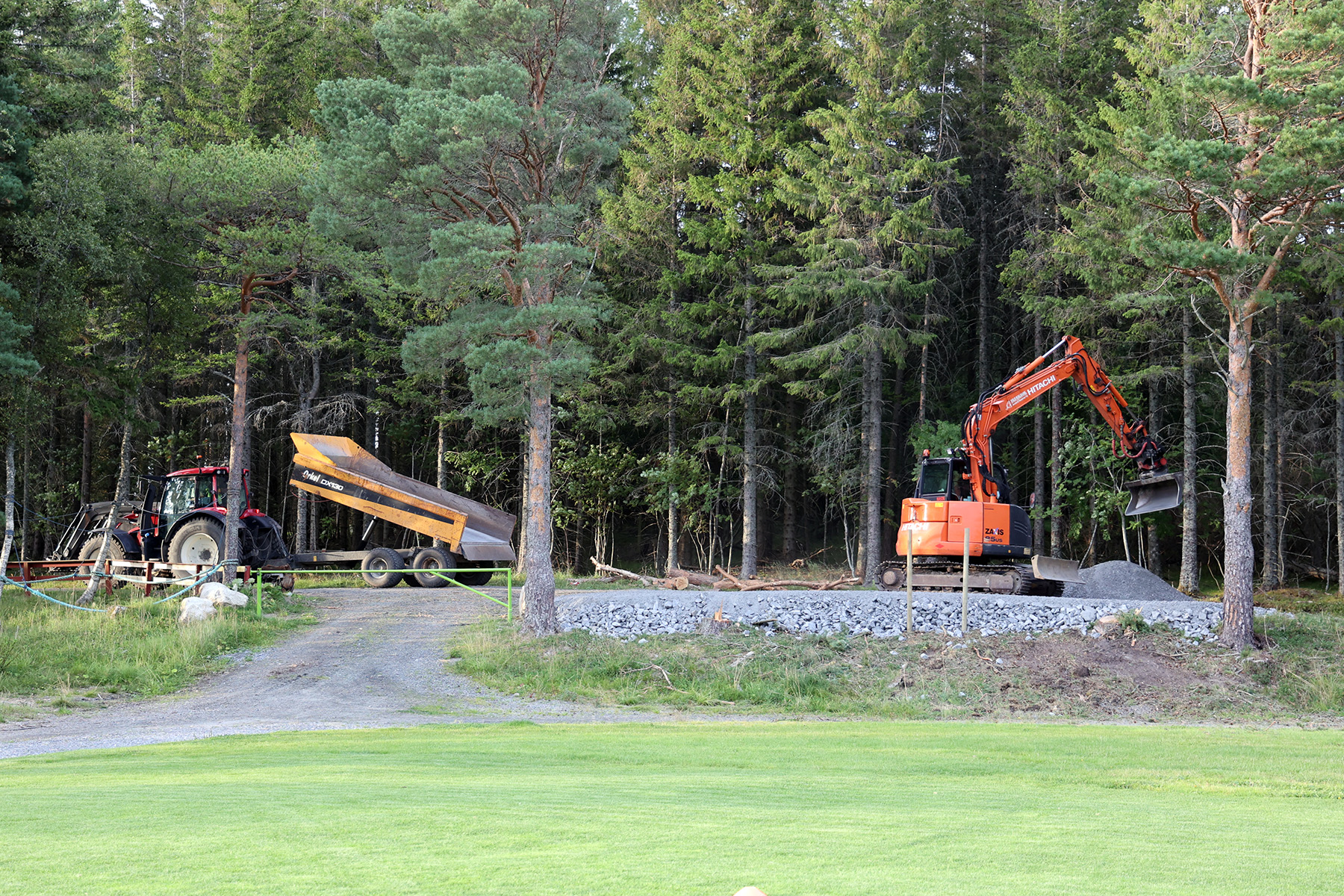 Den nye parkeringsplassen ligger ved siden av nedkjøringa til banen, som er stengt med bom for å unngå at kjøretøy tar seg inn på banen.