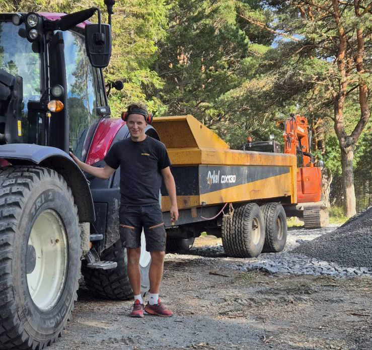 Vegard Høstland stilte med traktor og henger under dugnaden. (Foto: Johnny Dahle)
