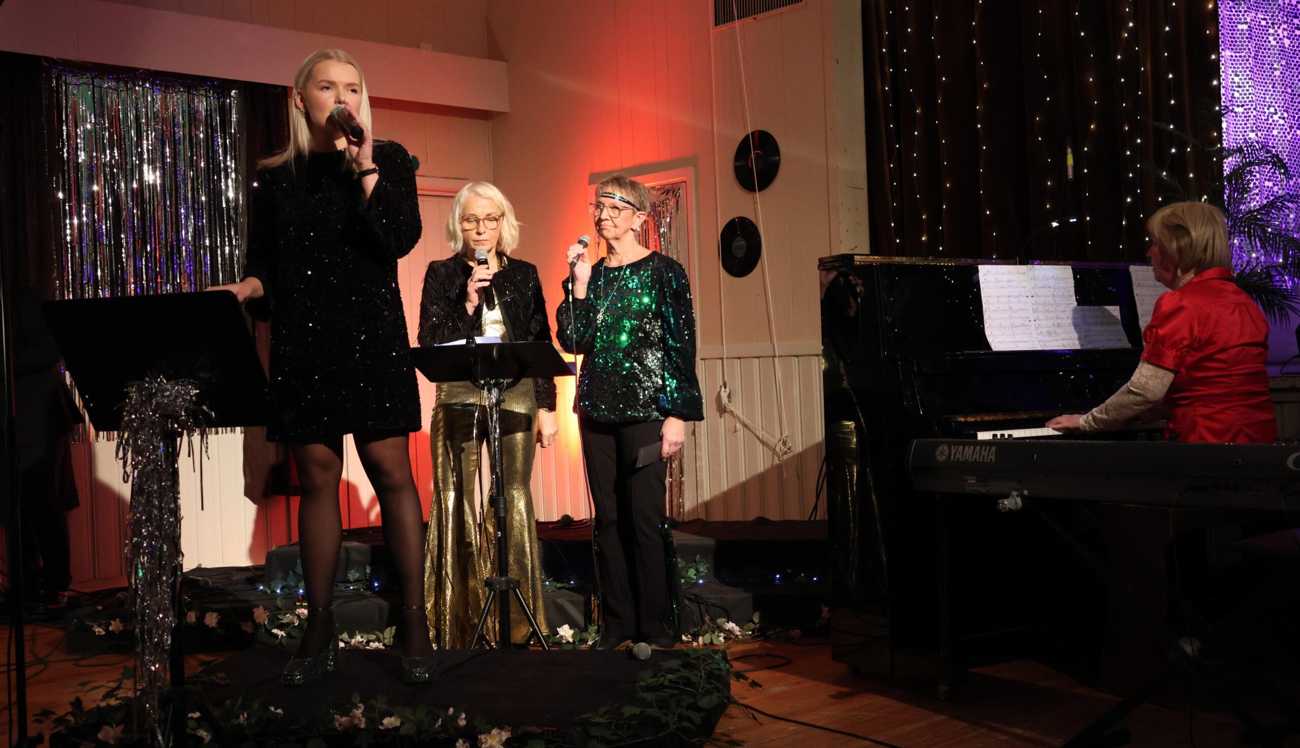 Hanne Hall&aring;s med Ruth Hagerup og Birgit S&oslash;rum som korister. Ellen Gisetstad akkompagnerte p&aring; piano. 