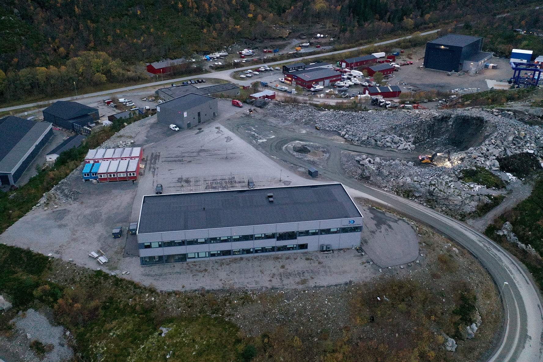 Det er to tomtealternativer ved Havbruksparken, Enten i vinkel til venstre på dagens bygning - der brakkeriggen står nå - eller på kommunens egen tomt der det nå hentes ut steinmasser.