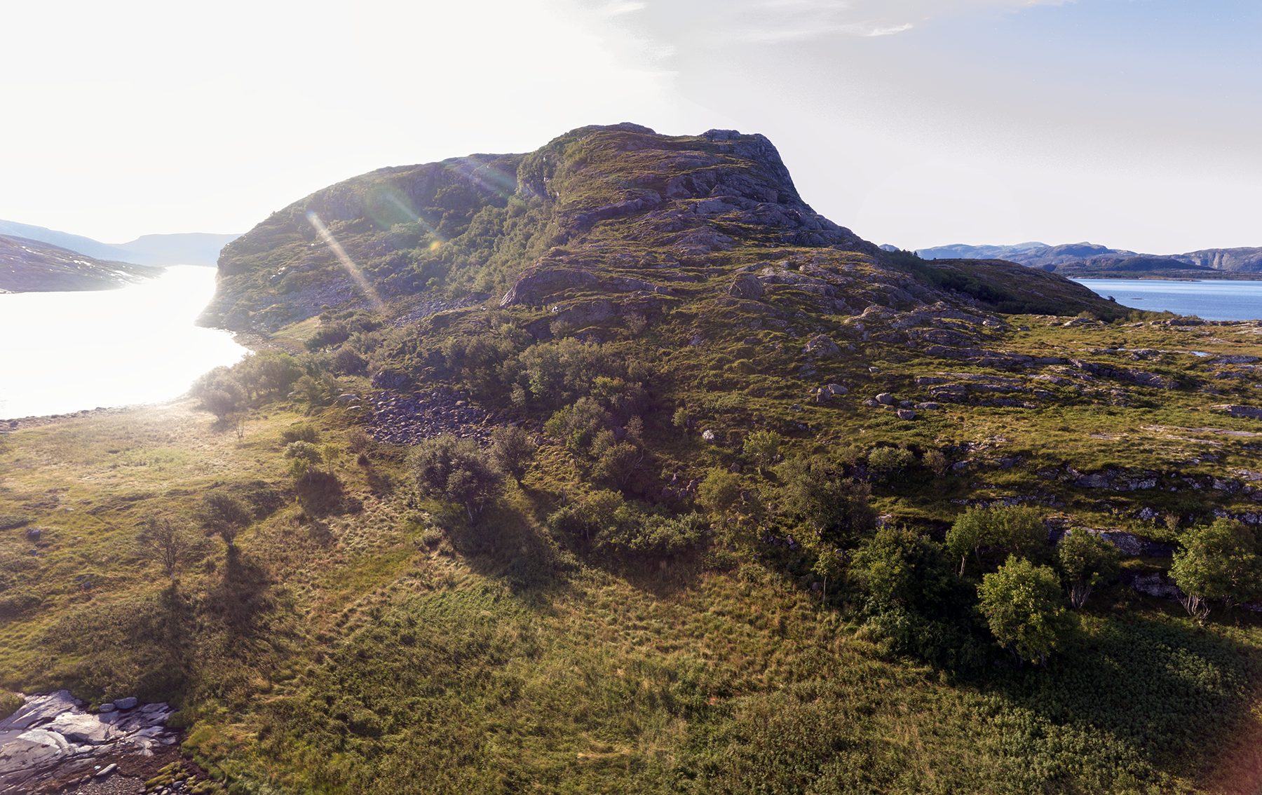 Havsteinfjellet er 140 meter h&oslash;yt, og inneholder to hellere. (Foto: norsketomter.no)