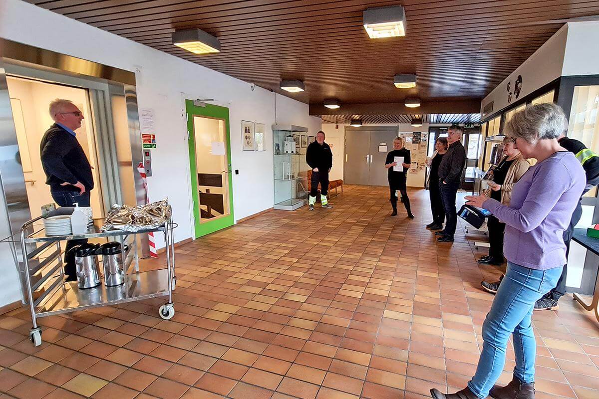 Ansatte deltok i den offisielle &aring;pninga av heisen. (Foto: Morten Kristiansen)