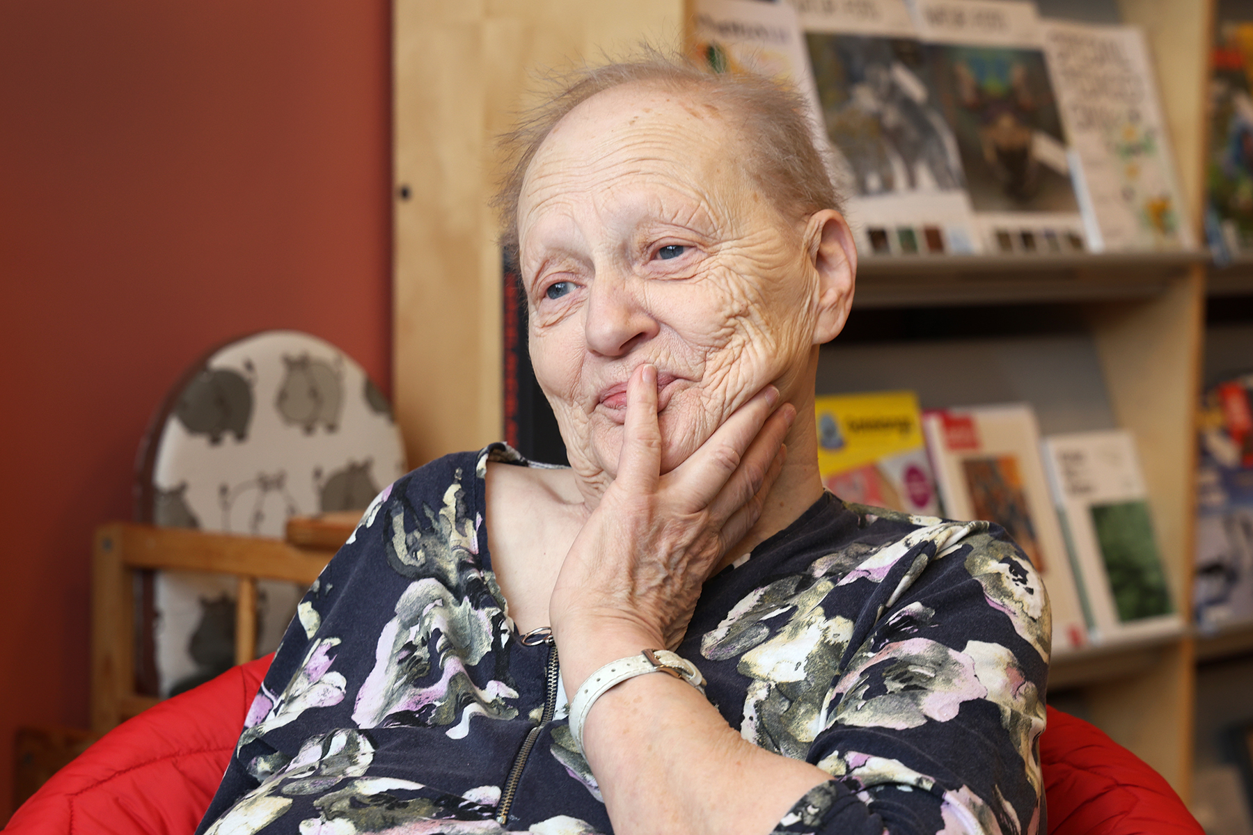 Klara var med og selde sjukebilen helselaget hadde kj&oslash;pt inn. D&aring; hadde han gort nytta si i mange &aring;r. Foto: Ove Magne Ribsskog. 