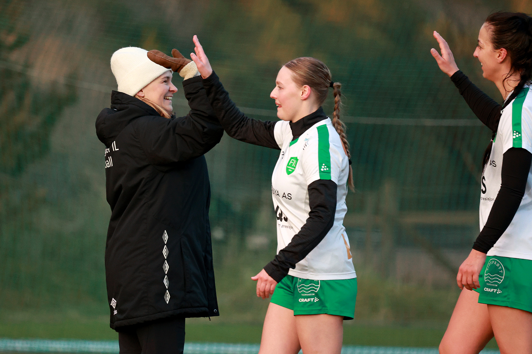 Hilde Camilla Lænd med high five til Vilde Frisendal og Victoria Bentzen etter mandagens kamp.