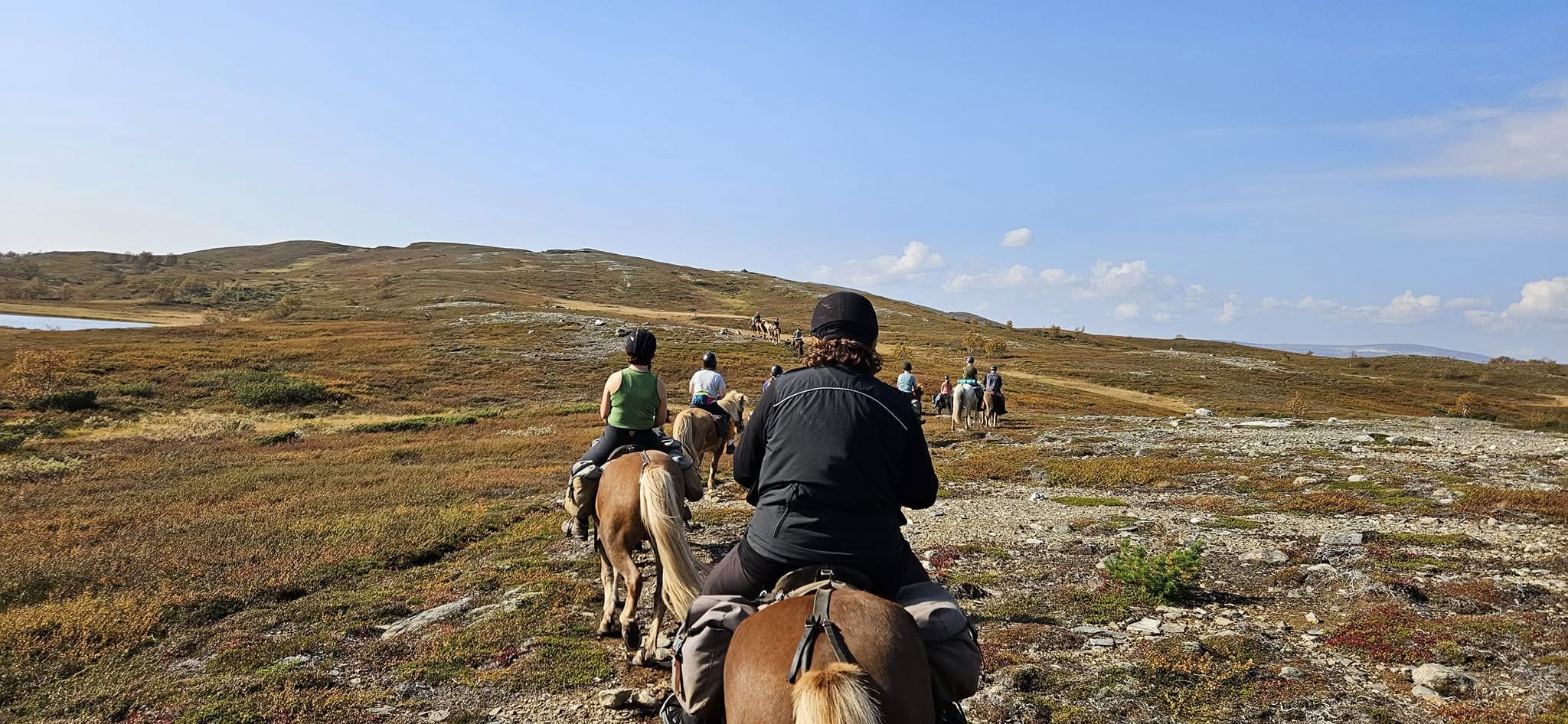 Hilde er glad i å vere ute i naturen, gjerne på ridetur. Her på Dyrhaug ridesenter. Foto: Privat.