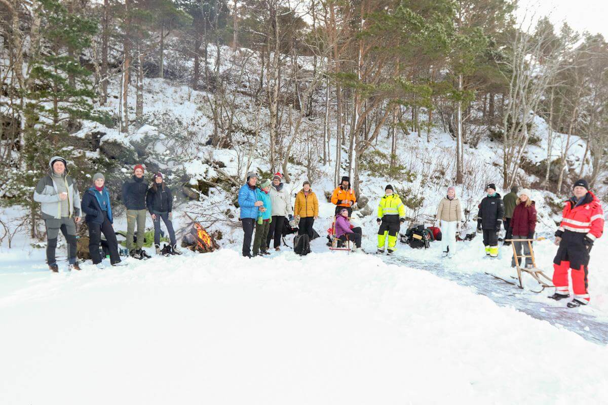 Rundt 20 personer fant veien til Hillstadvatnet lørdag, og koste seg i godværet med bål og kaffe.