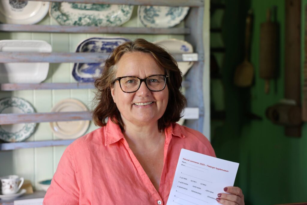 Turid Kjendlie i Museets venner er forn&oslash;yd med oppm&oslash;tet og veske-syingen p&aring; dagens aktivitetsdag.&nbsp;