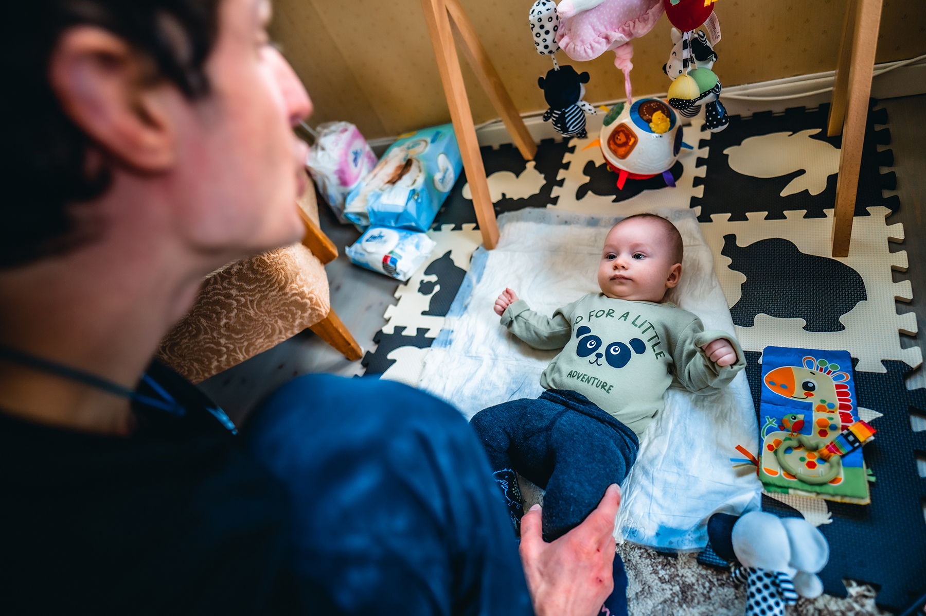 Hugo (4 mnd) er på sin første ferietur med pappa Adam og mamma Iva Ondra. Den turen gikk til Flatanger! (Foto: Petr Chodura, c: Adam Ondra)