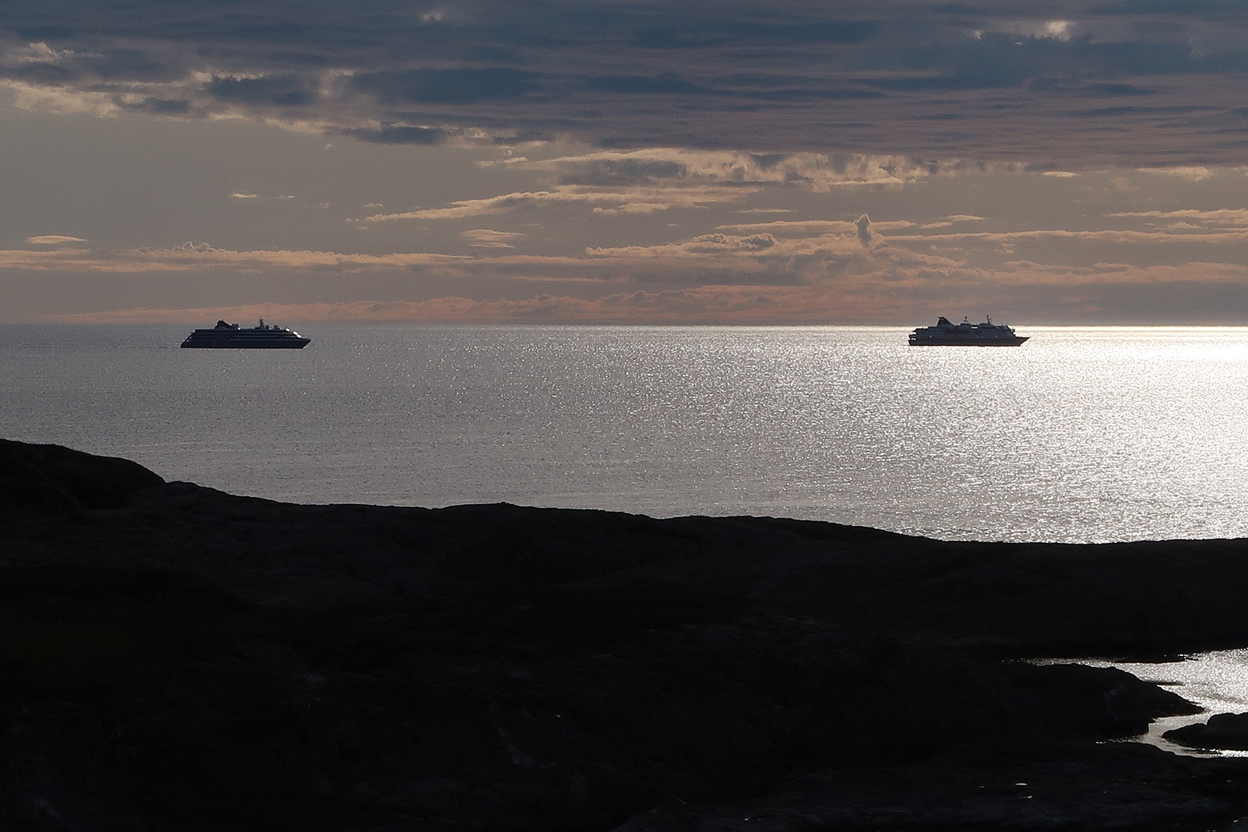 Folda har til alle tide v&aelig;rt ei viktig ferdsels&aring;re. Her er hurtigruta og en stor yacht p&aring; tur nordover en sen sommerkveld.