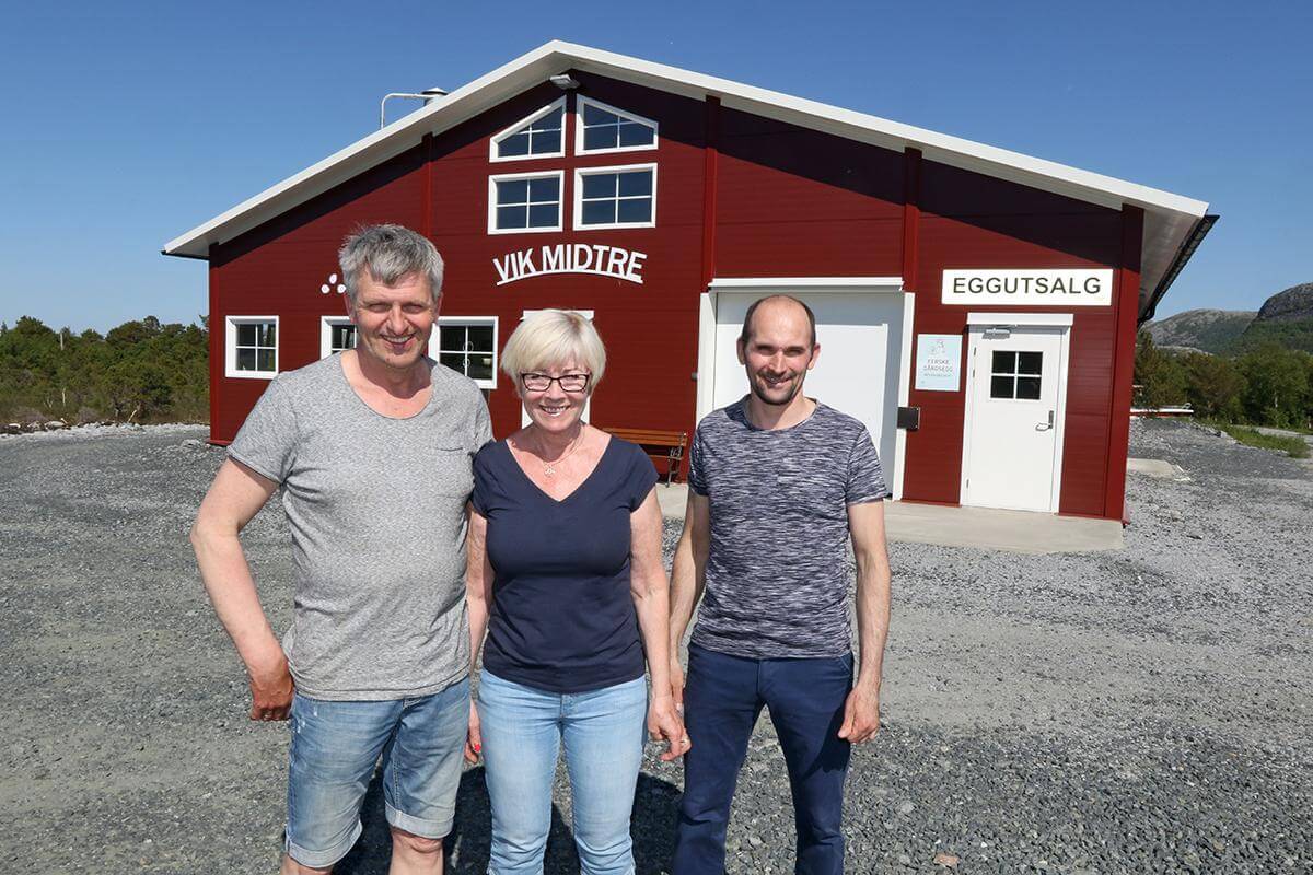 Jon Ivar Lindseth og Ragnfrid Holberg Lindseth bygde nytt moderne hønsehus, som de driver sammen med melkeproduksjonen på Vik midtre. Avløser Raimonds Silins er en viktig brikke i å få puslespillet til å gå opp..