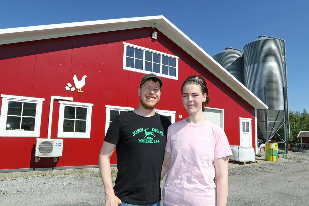 Tommy Holberg Lindseth og Silje Bangstad foran det eldste av hønsehusene, som har vært i drift siden 2013. Der har de ansvaret for produksjonen.