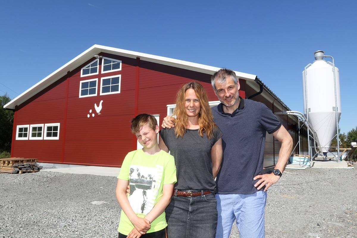 Cecilie, Johnny og sønnen Leo (8) Elshaug bygde sitt eget hønsehus, og er kommet godt i gang med eggproduksjon.
