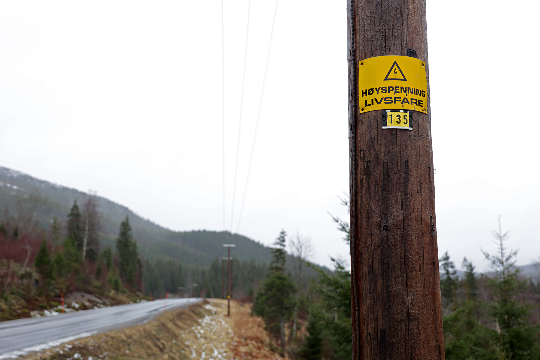 Den automatiske innkoplinga p&aring; h&oslash;yspenten er n&aring; sl&aring;tt av, p&aring; grunn av brannfaren i terrenget.