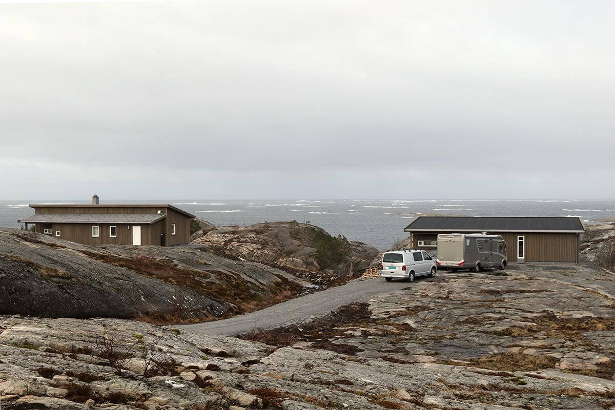 To av de nye hyttene i Småværet. De ligger lavt i terrenget, men har en fantastisk utsikt til storhavet.