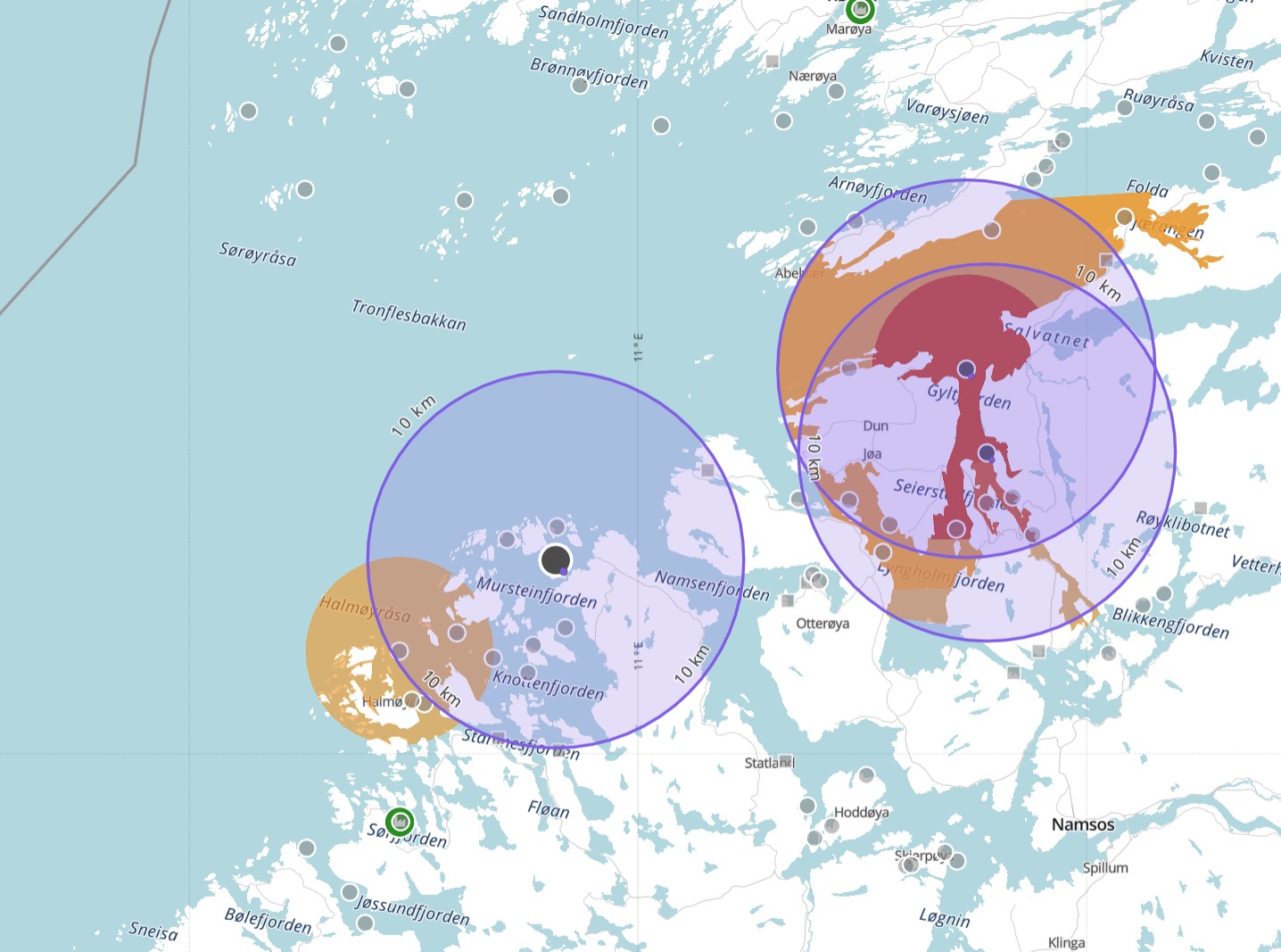 En restriksjonssone blir n&aring; opprettet rundt anlegget p&aring; Bj&oslash;rgan, Kr&aring;kholmen kommer innenfor vernesonen, og flere lokaliteter vil bli innenfor overv&aring;kningssonen som her forel&oslash;pig er satt til 10 kilometer. Fra f&oslash;r er det p&aring;vist ILA i Namsos, og det gule omr&aring;det ved Villa angir observasjonssonen etter ILA hos Salmar i 2023. (Kart: Barentswatch)