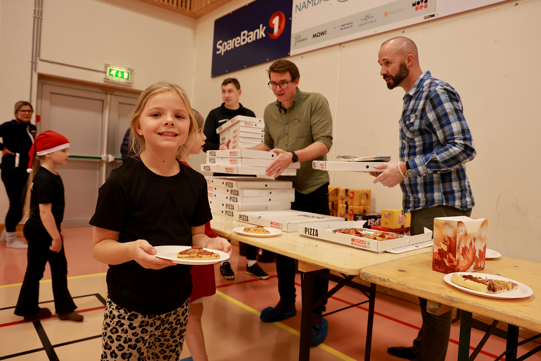 Ulrika (7) fikk pizza p&aring; juleavslutninga, og det var stekt hele 28 pizzaer for &aring; mette alle sammen. 