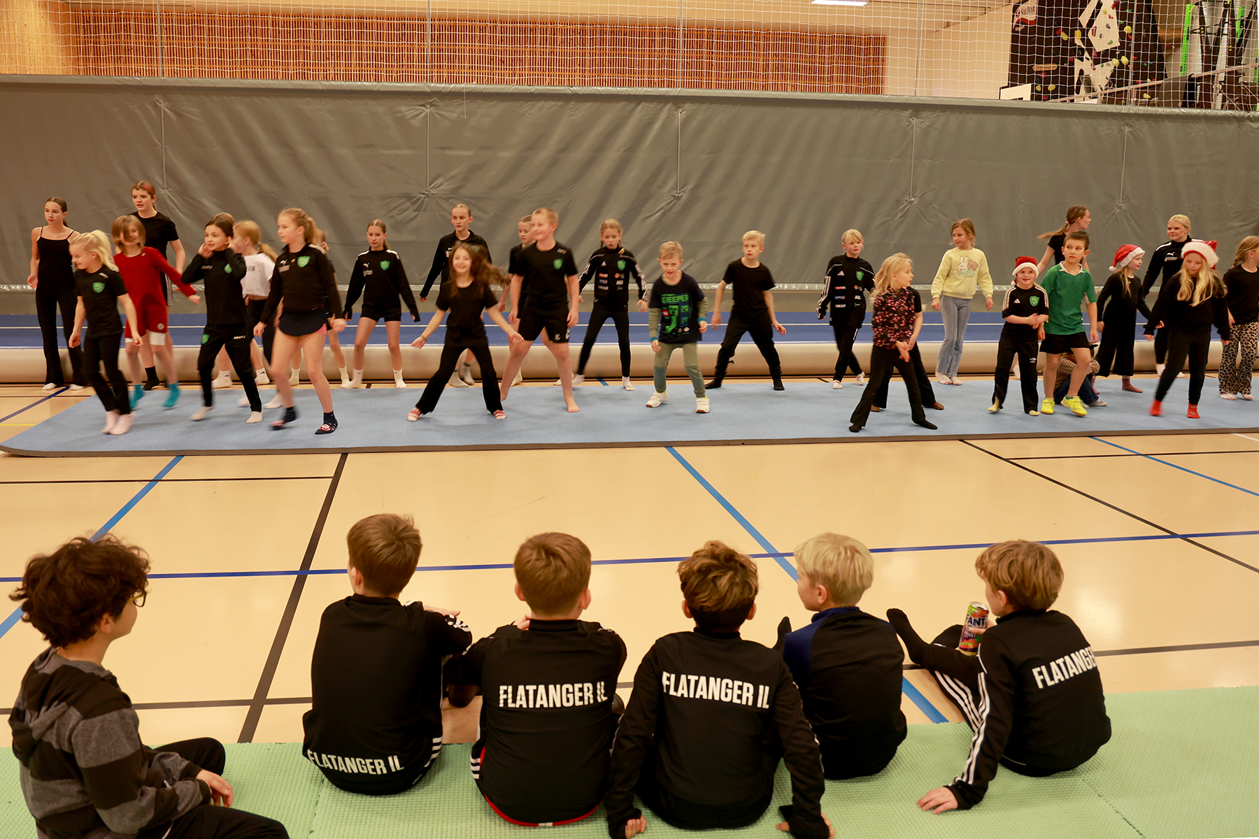 Turnere med oppvisning, mens fotballgutta var publikum.