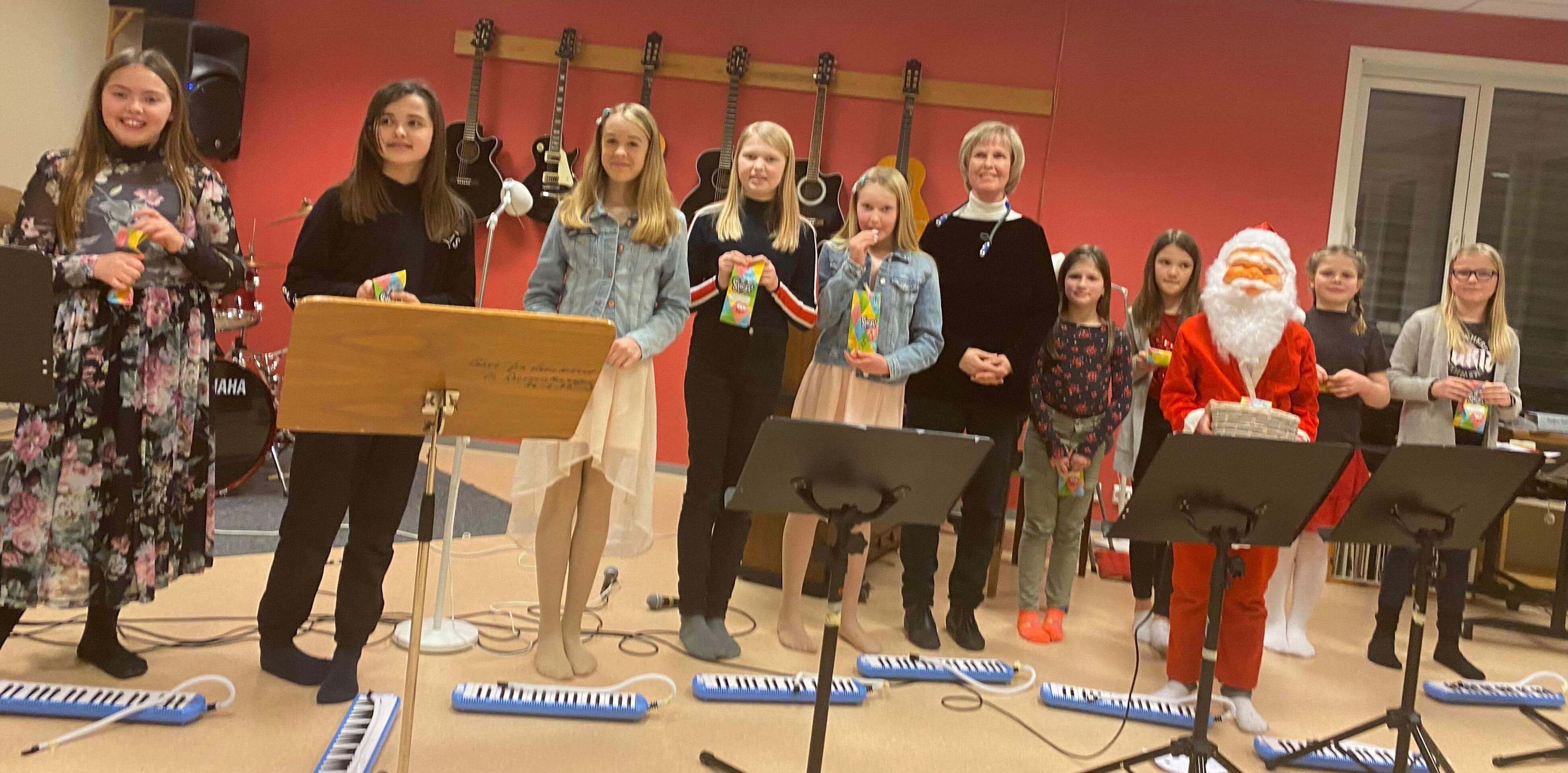 Et eget melodikaorkester opptrådte på konsertene.