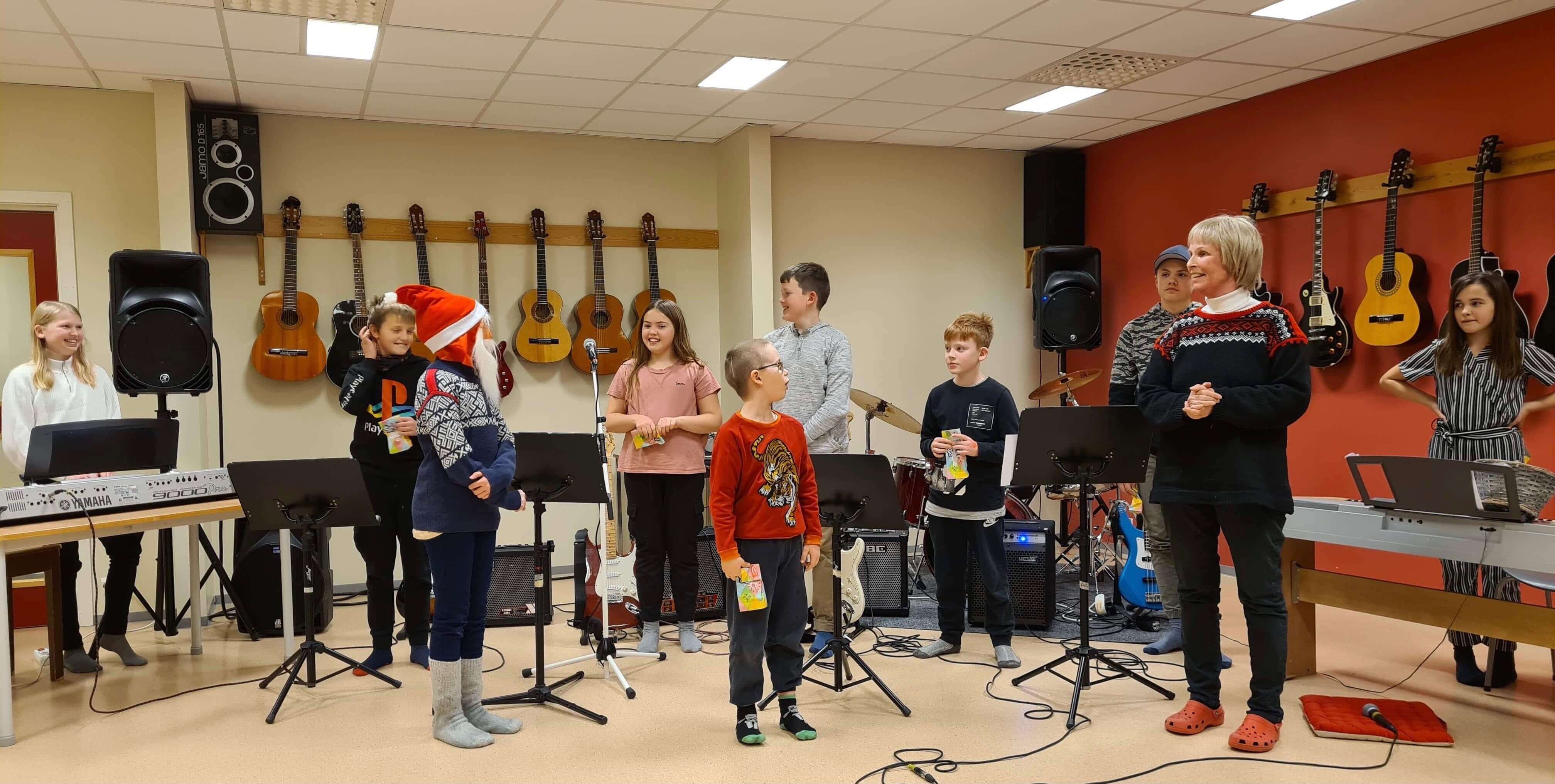 Kulturskolens elever holdt to minikonserter for foreldrene, og der dukket også nissen opp.