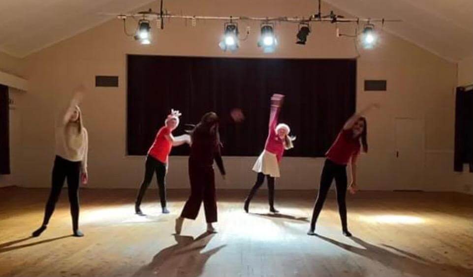 Dansere spilte inn video i samfunnshuset, og disse ble lagt ut på Kulturskolens facebookgruppe.