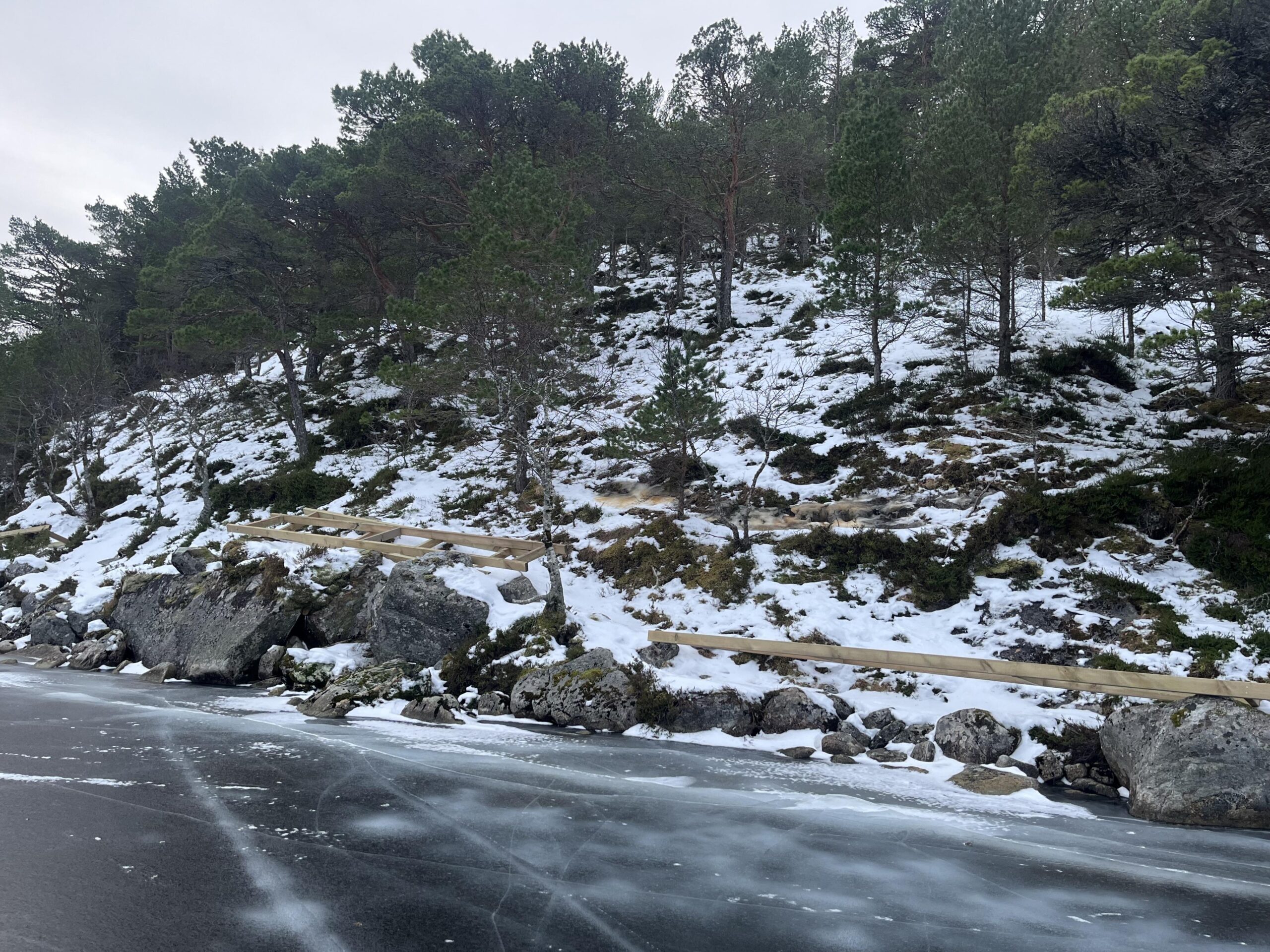Langs kanten av Vikvatnet ligg no sand og materiale bunkra opp, enkelt frakta på isen. 