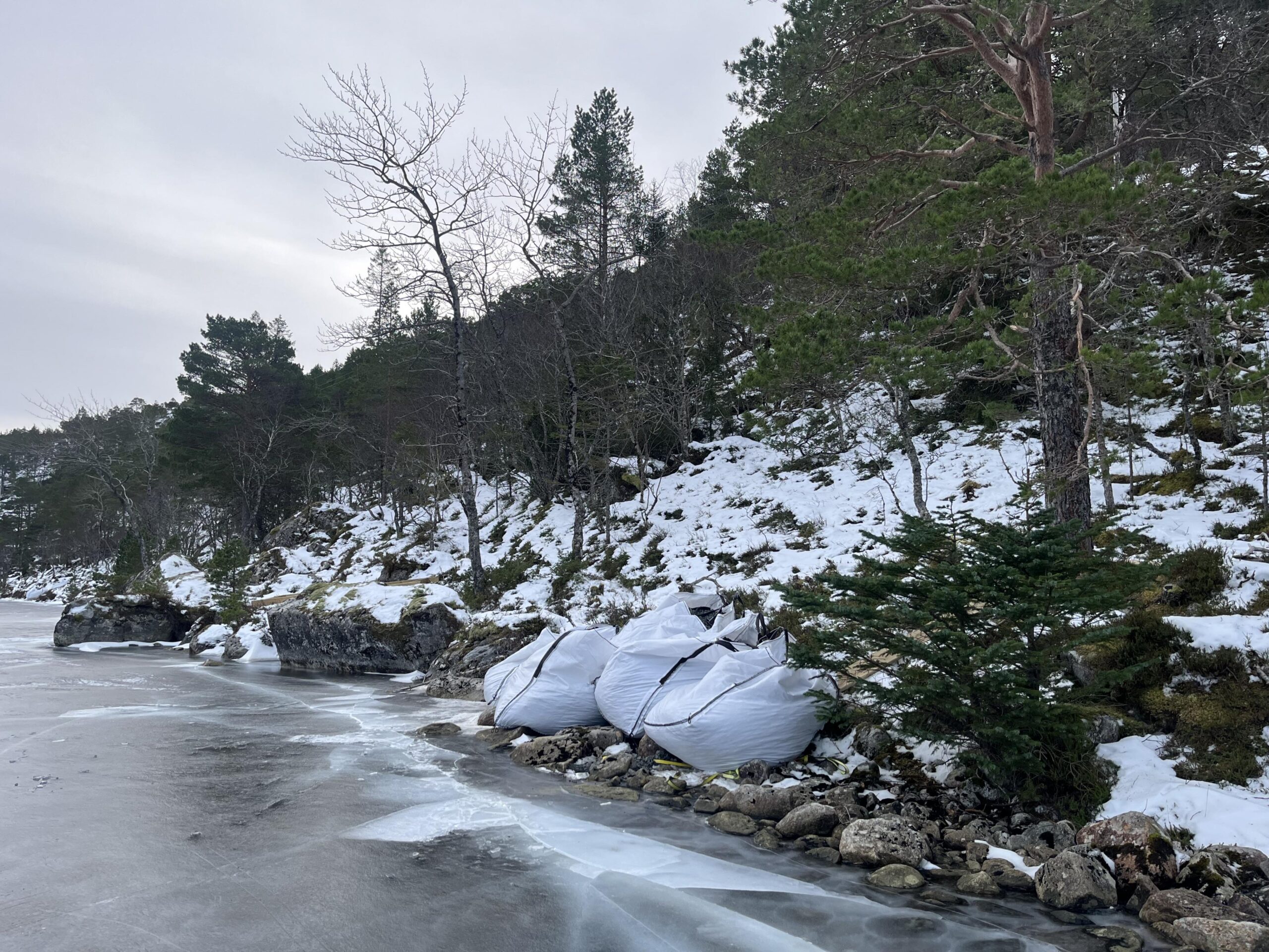 Sandsekkane fekk skyss over isen fredag. 