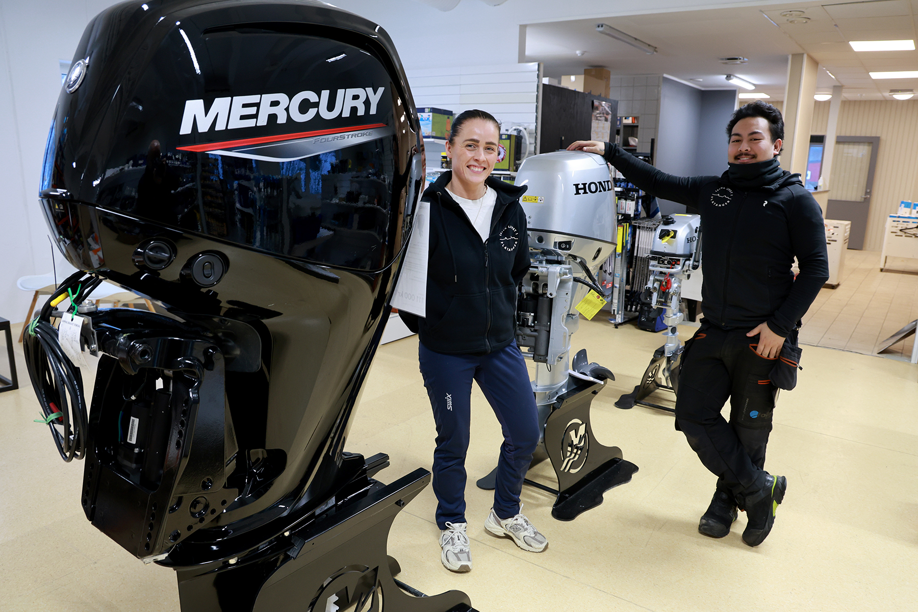 Alt fra påhengsmotorer til barneklær er å finne i butikken hos Folla bil & båt, som nettopp fikk et nytt agentur for Honda og Tomatsu - i tillegg til Mercury som firmaet hadde fra før. I butikken møter du butikksjef Ida Torgersen og selger Francis Halmøy.