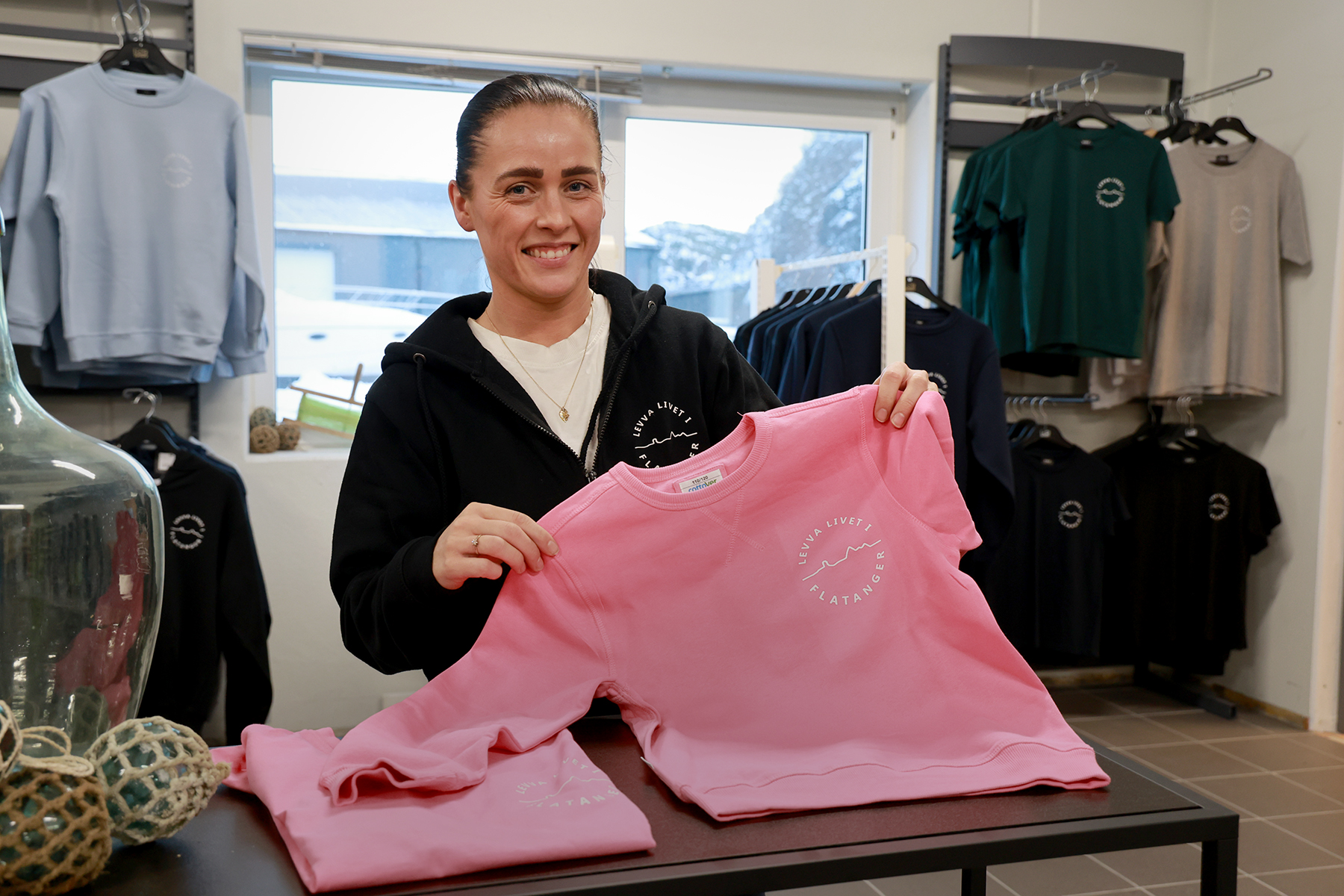 Nå kan Ida Torgersen i Folla bil & båt også tilby barneklær i "Levva livet i Flatanger"-serien, og de er blitt svært populære.