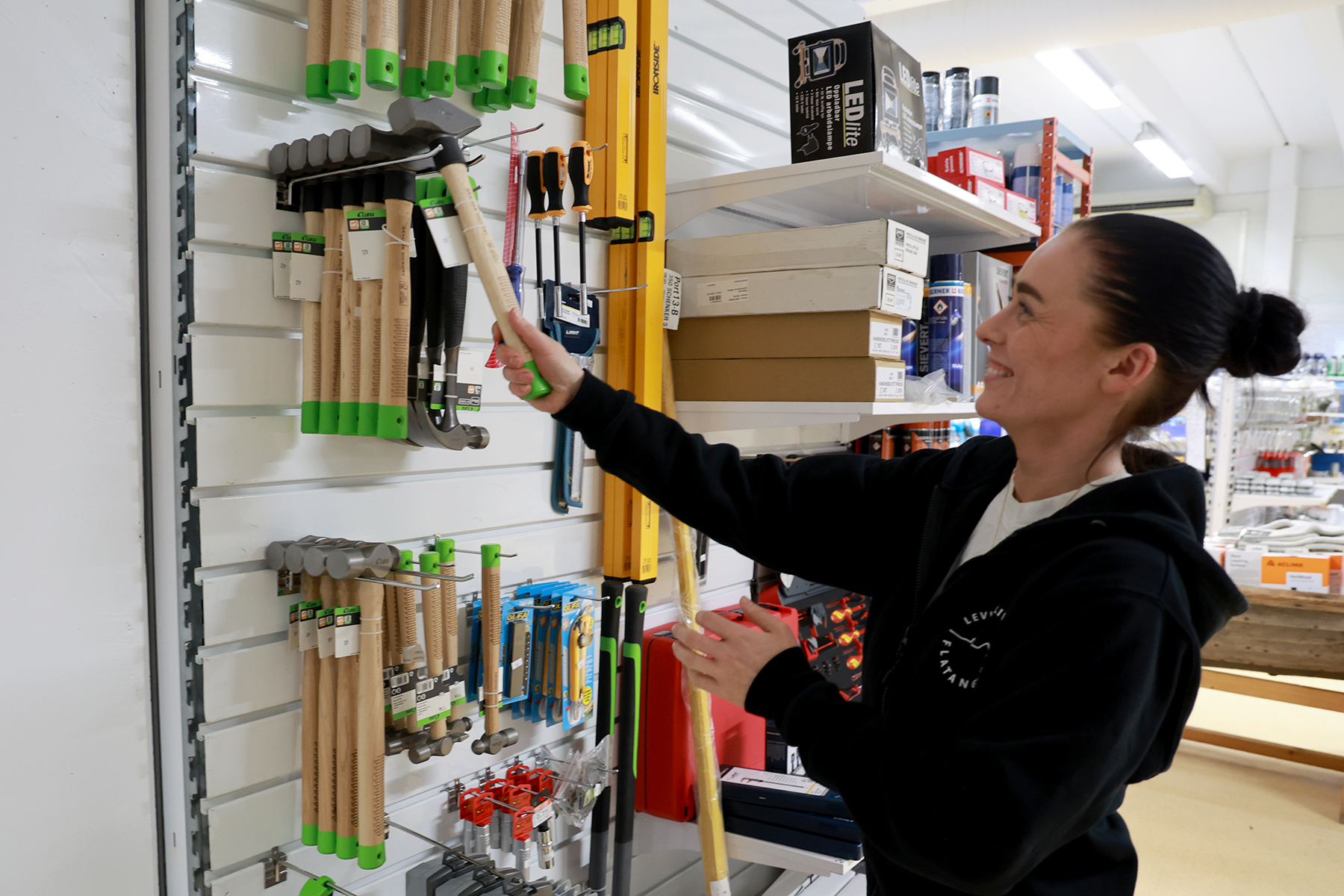 Butikken satser mer på privatmarkedet, og har både verktøy og annet du trenger til hus og hage, forteller Ida Torgersen.