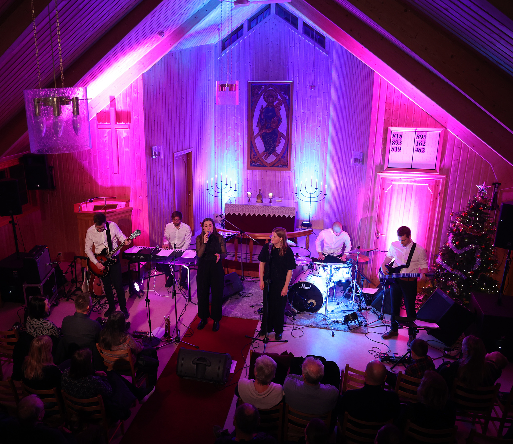 Juletreet var p&aring; plass i Statland kirke, der 70 publikummere fikk med seg en flott julekonsert.