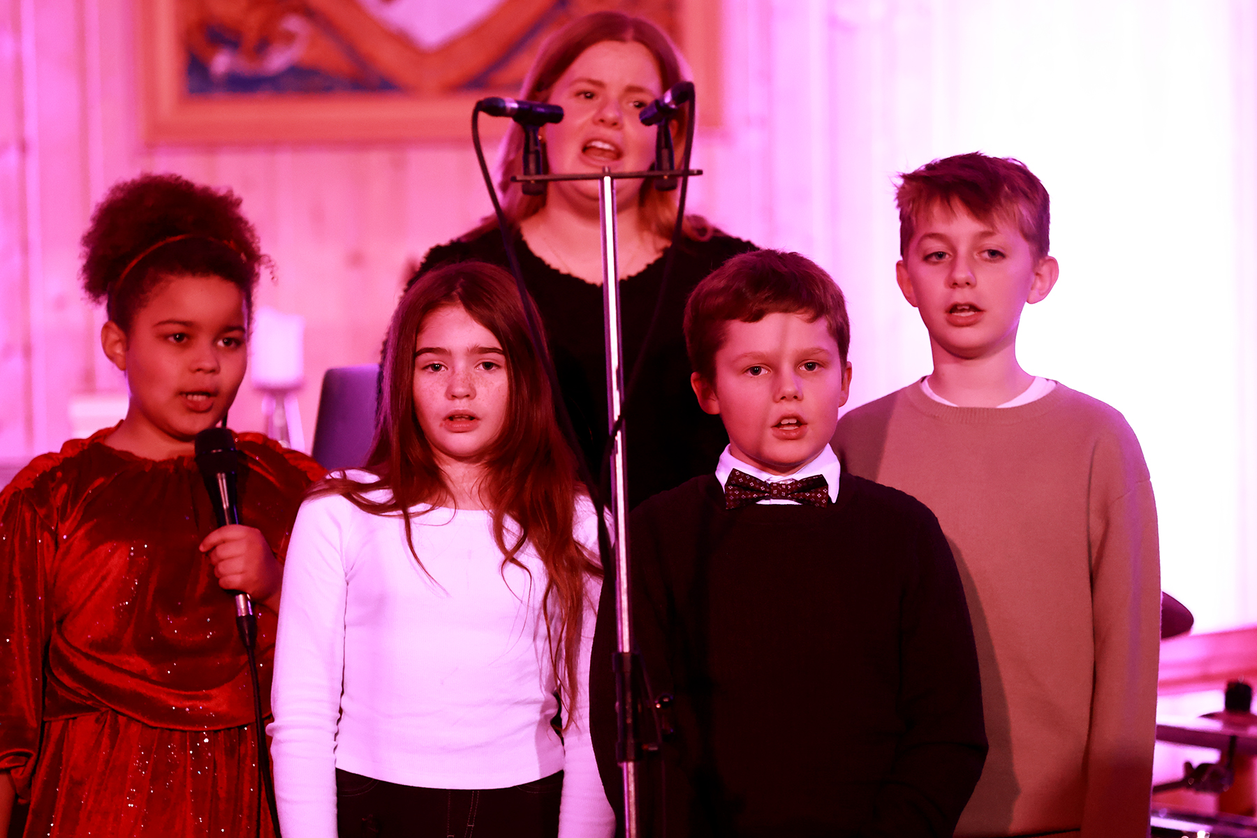 Ida Christine hadde f&aring;tt med D.D.E.koristene fra Utvorda i &aring;rets konsert. Fra venstre: Anna, Meri-Lea, Imre og Jakob.