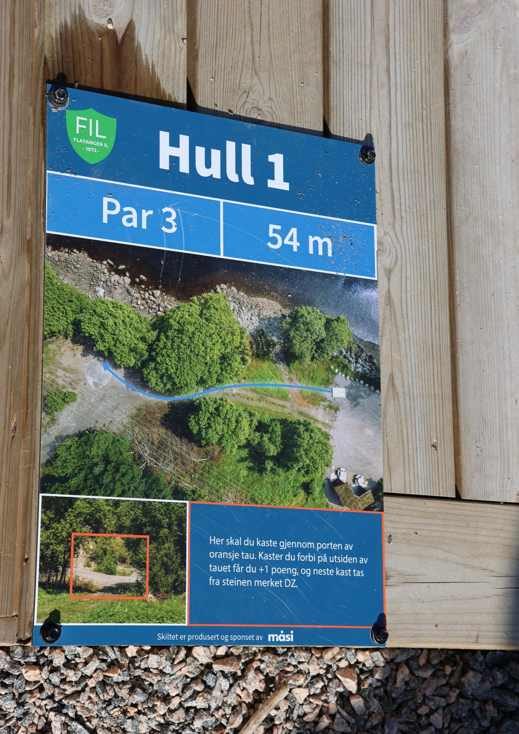 Infoskiltene for hver bane forklarer veien videre.