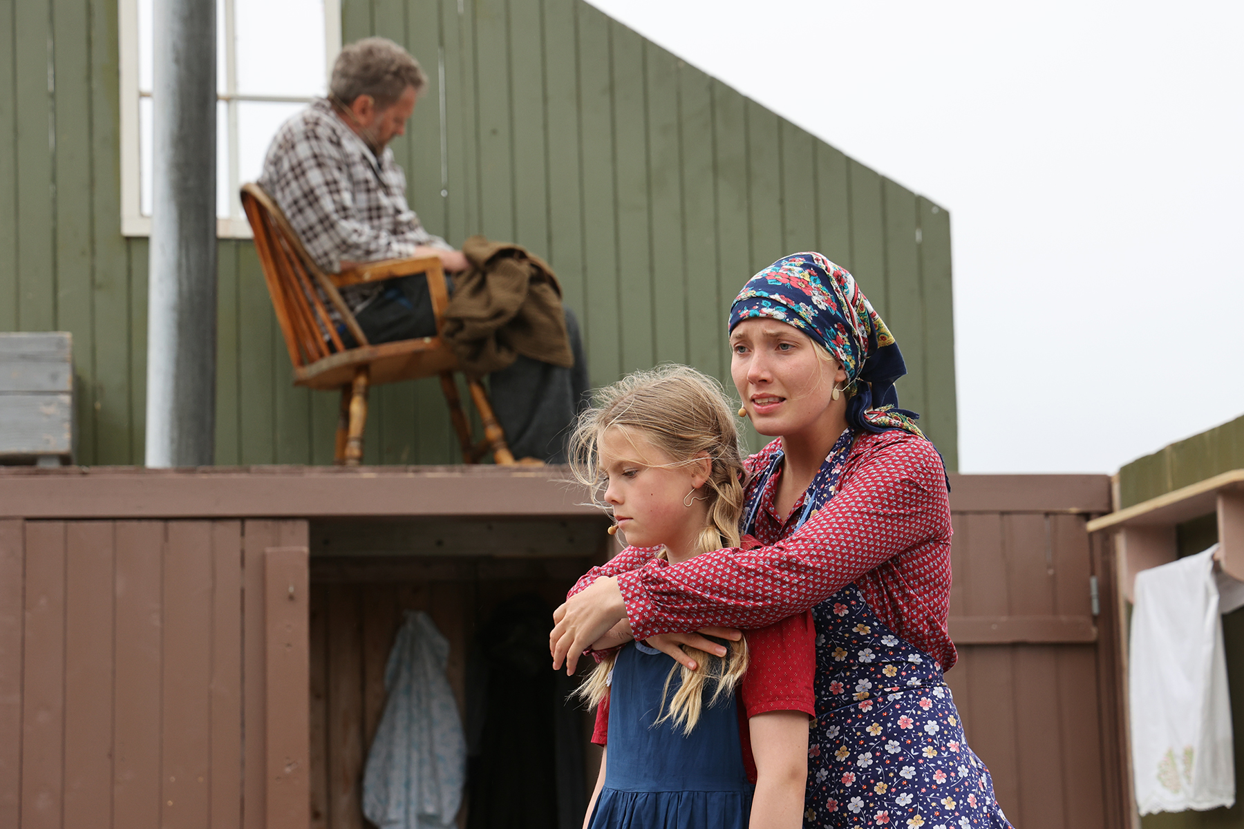 Maren Emilie Kløven Lein i ein av scenane frå Inga frå øya, her saman med Signe Austmo Ryan og Børre Sivertsen. (Arkivfoto)