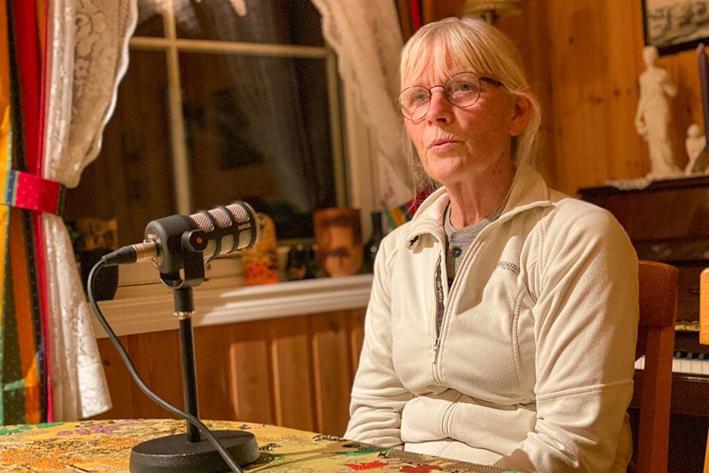 Ingeborg Hagerup forteller fra teaterlivet i Flatanger i den andre episoden. (Foto: Jens Martin Olsen)