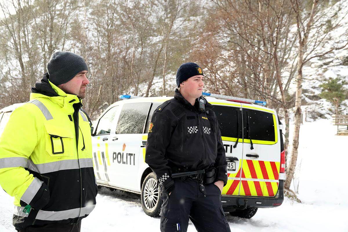 Hytteeier Torstein Sørli i samtale med politibetjent Andreas Ravlo.