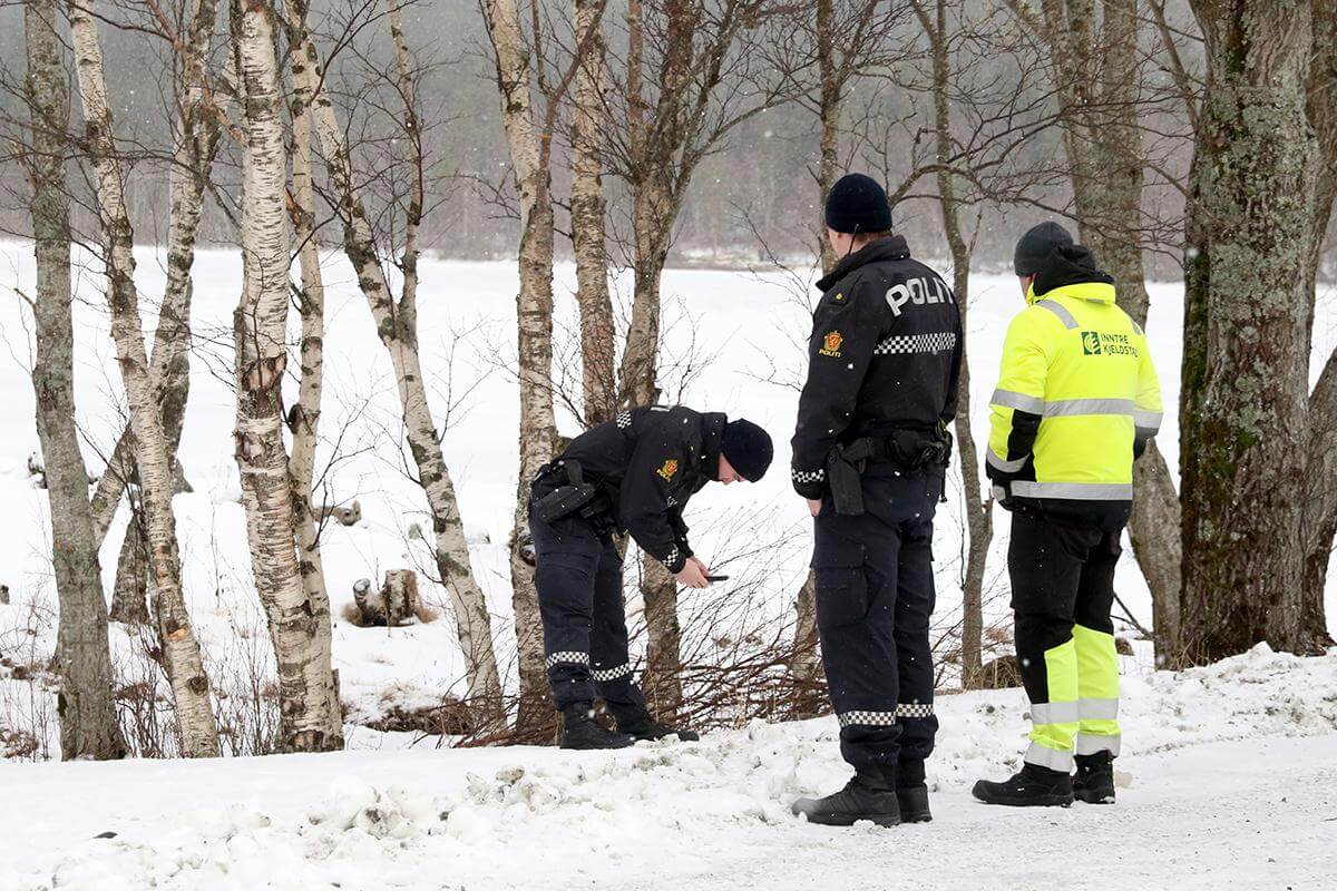 Politiet sikret spor rundt hytta.