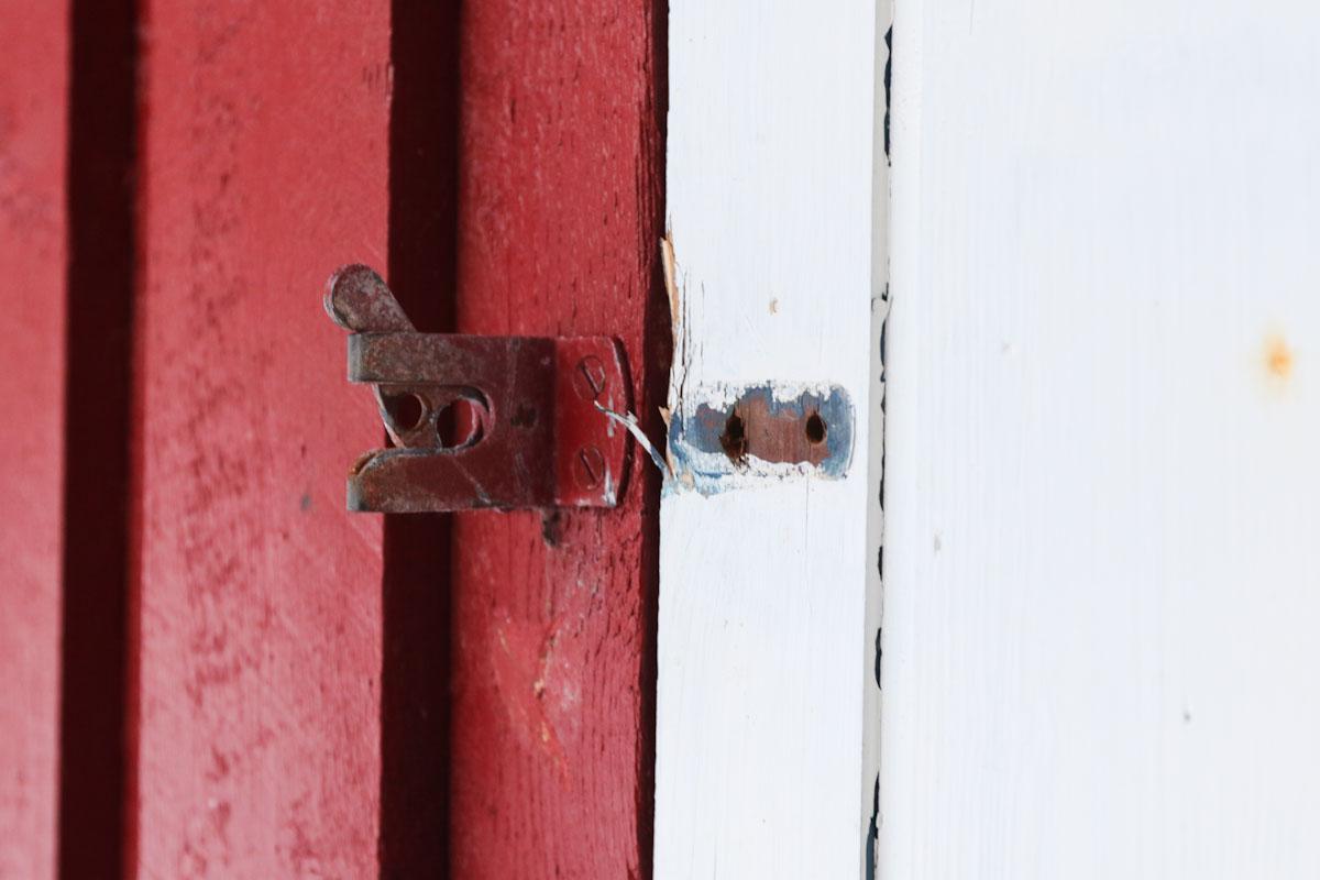 Ei låst boddør var brutt opp, og øksa i boden var borte.