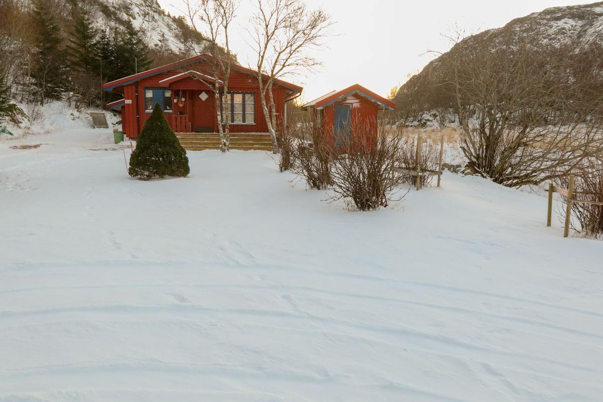 Hjulspor under nysnøen viser at de som begikk innbruddet, har kommet med bil.