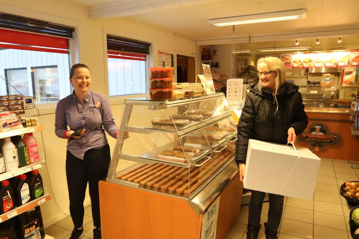 Evelyn Engesdal setter pris på at det går an å hente pakker fra Posten hos Solveig Monsen på bensinstasjonen.