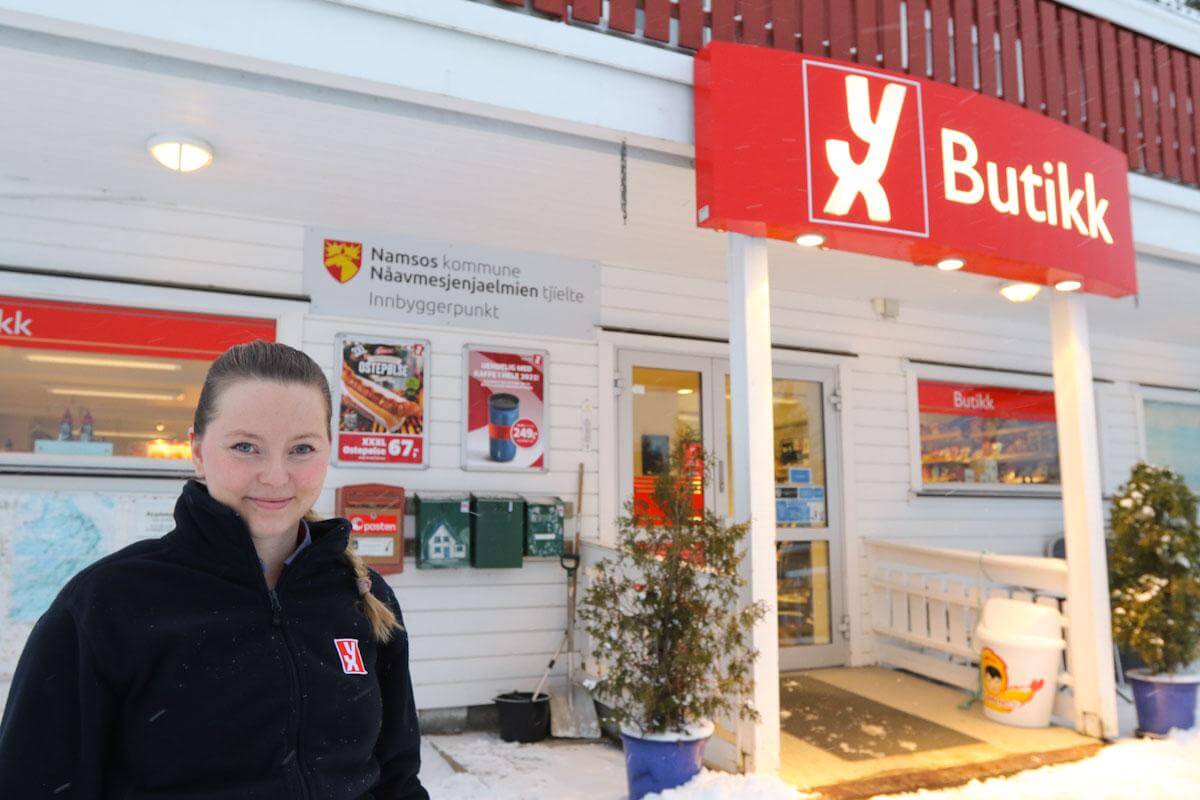 Solveig Monsen styrer ikke bare bensinstasjonen. Hun er også kontaktpunkt for Namsos kommune.