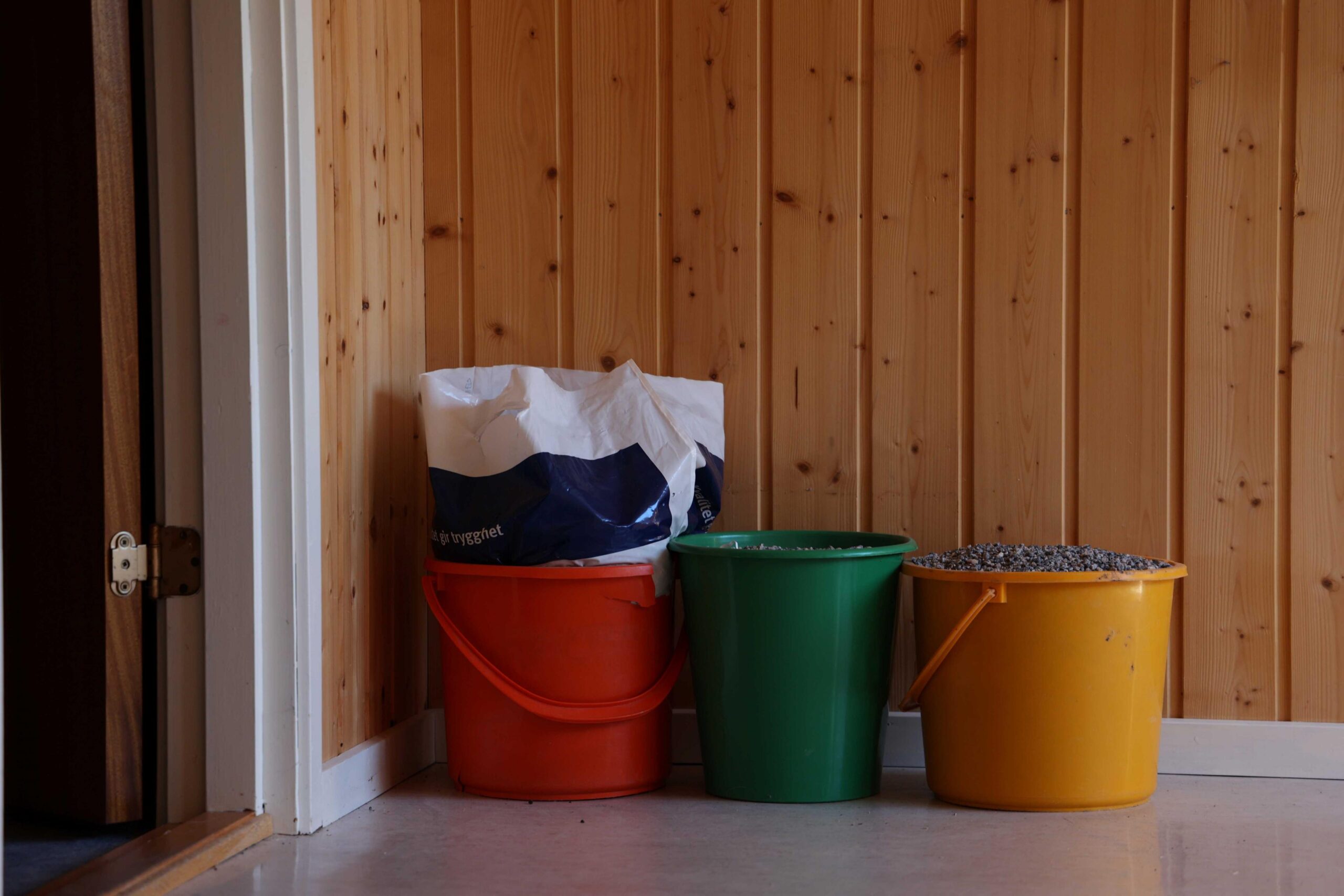 Her skal det bli systue, og i naborommet snekkerverksted. Tone Eian har en bunke med fargekart og h&aring;per p&aring; &aring; ha et ord med i spillet n&aring;r MN vekst skal bestemme over oppussingen.